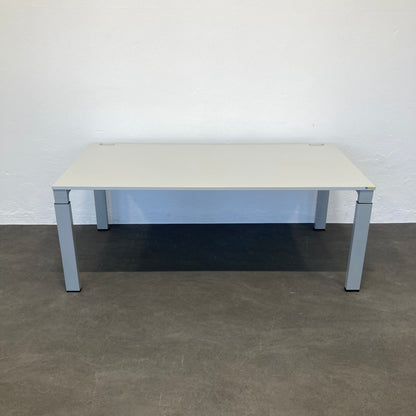 Haworth Tibas Schreibtisch aus Spanplatte Lichtgrau - 6039863