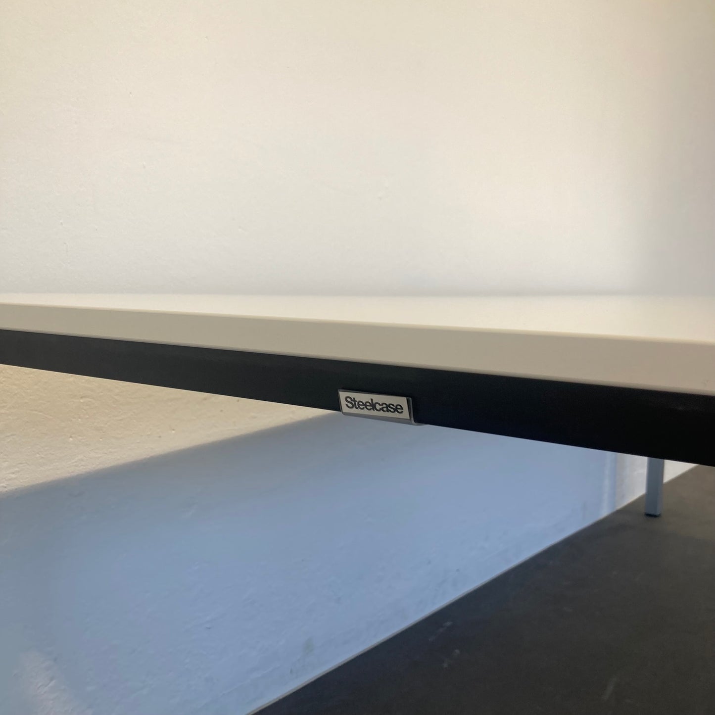 Steelcase Kalidro Sitzungstisch Detailfoto Logo Hersteller - 6039894