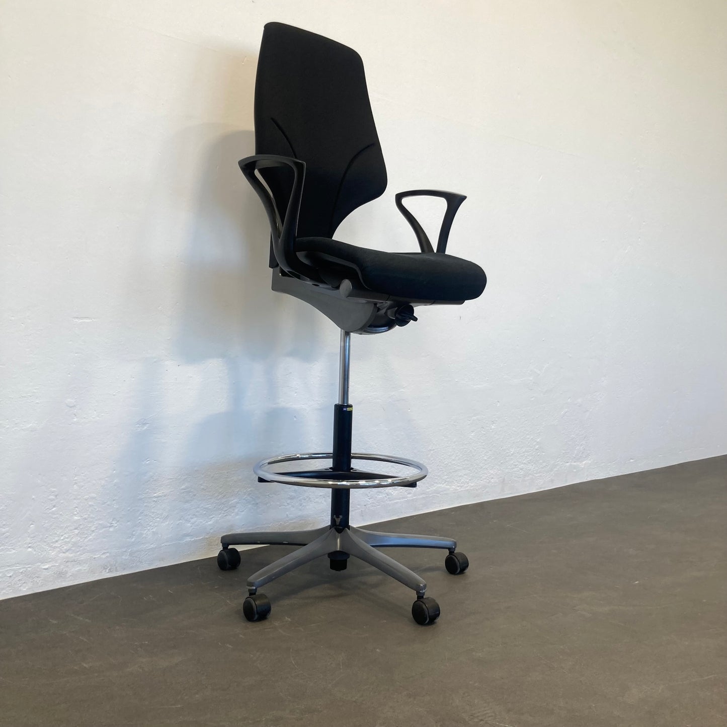 Giroflex G64 Counter Drehstuhl Detailfoto Mechanik von links - 6039904
