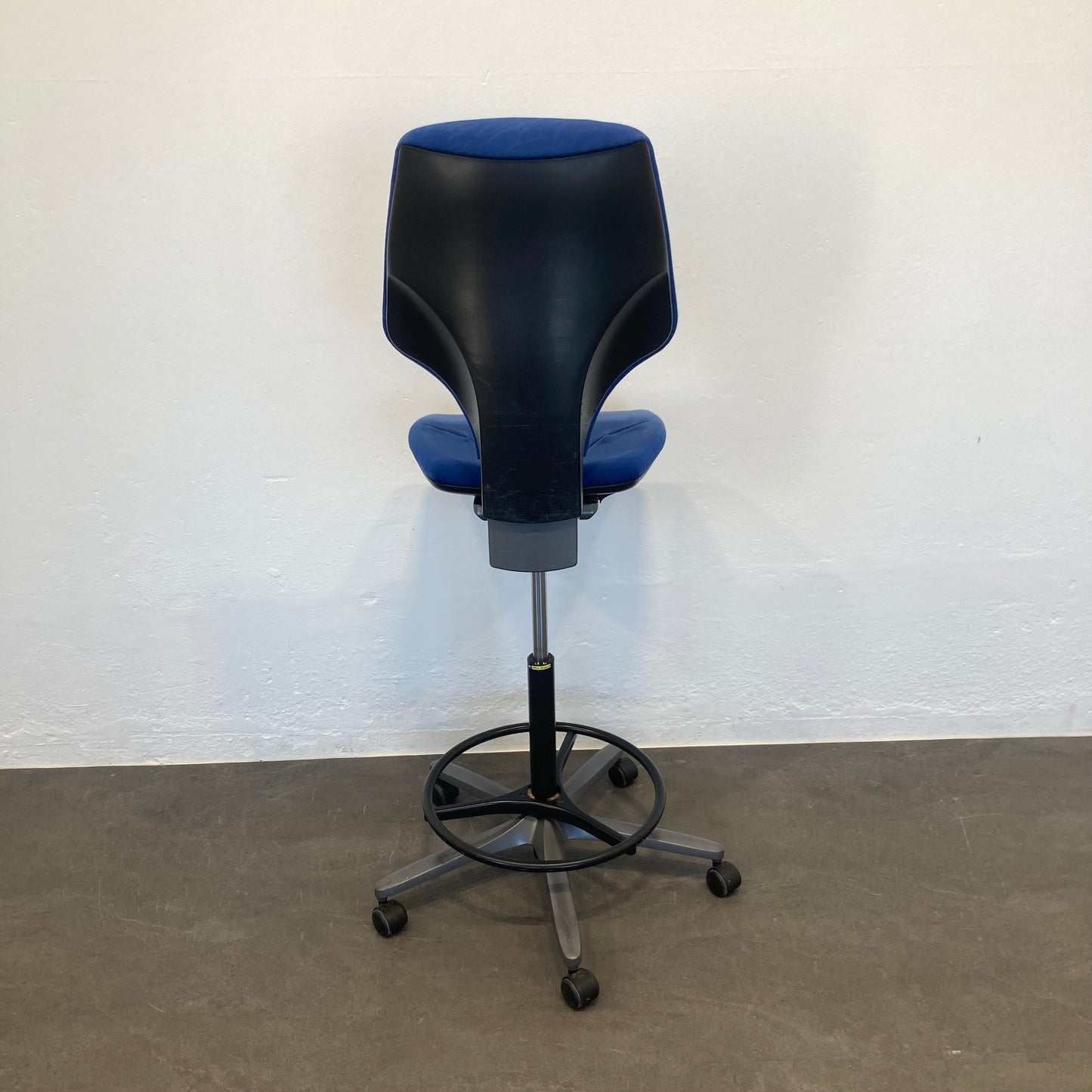 Giroflex G64 Counter Drehstuhl mit Rückenlehne