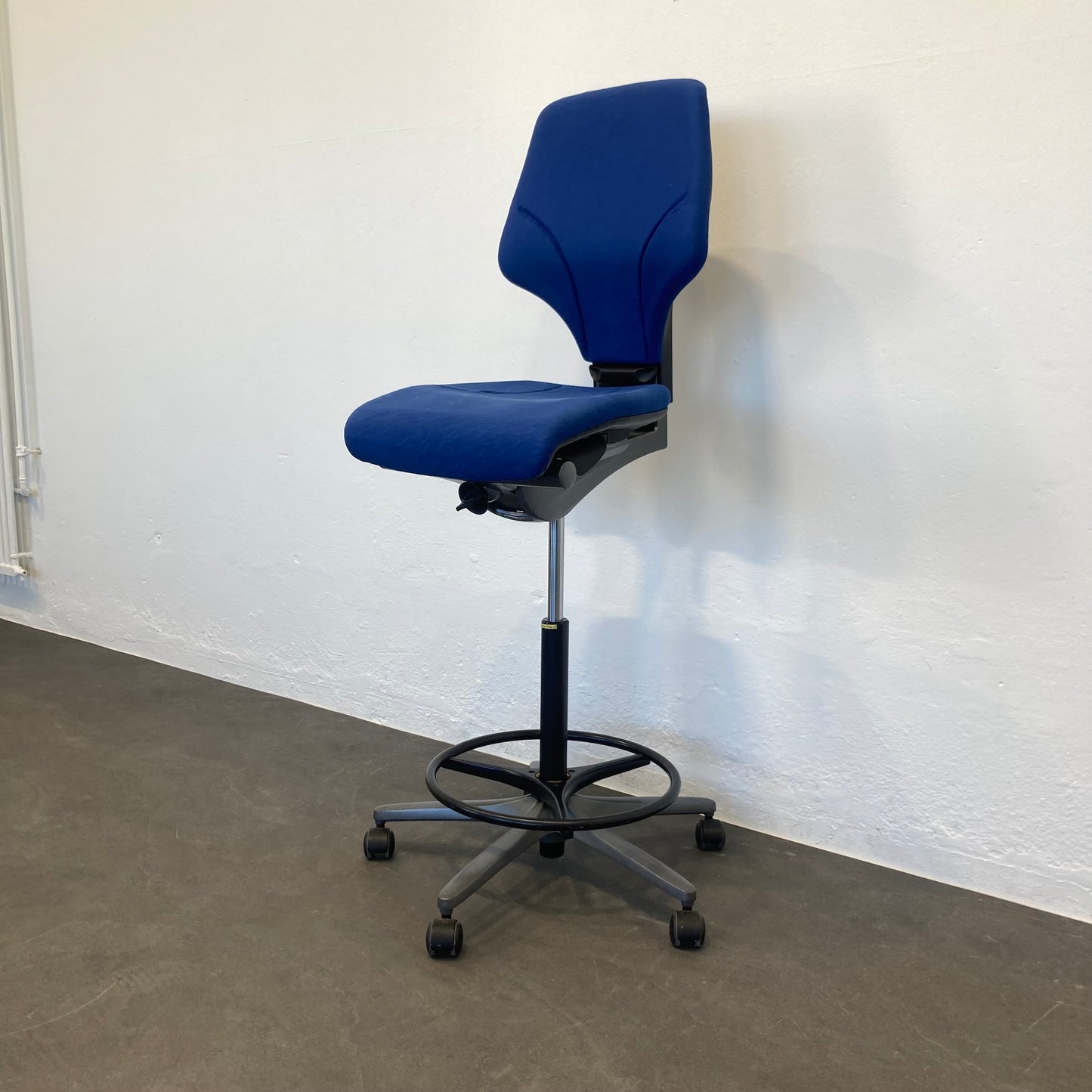 Giroflex G64 Counter Drehstuhl Detailfoto Mechanik von rechts