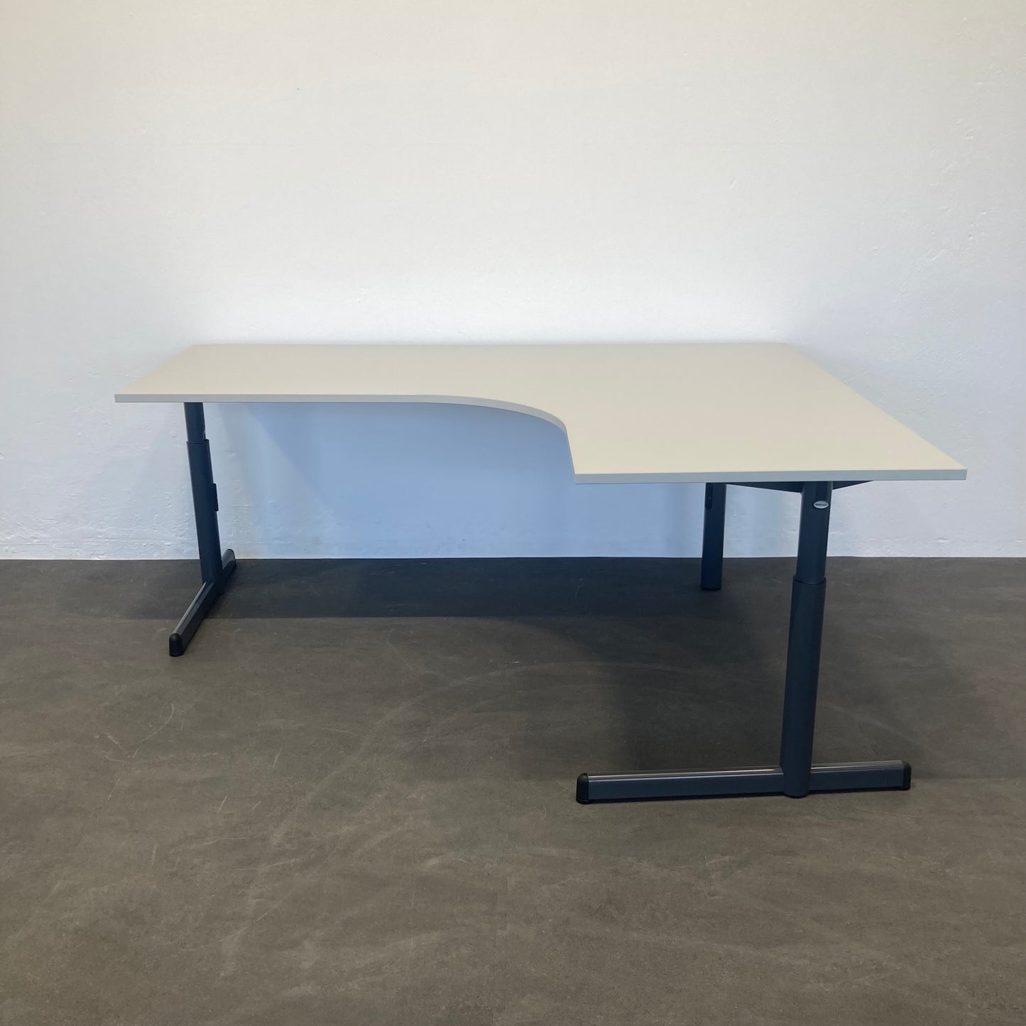 Steelcase Tenaro Eckschreibtisch mit Tischplatte in Lichtgrau - 6039921