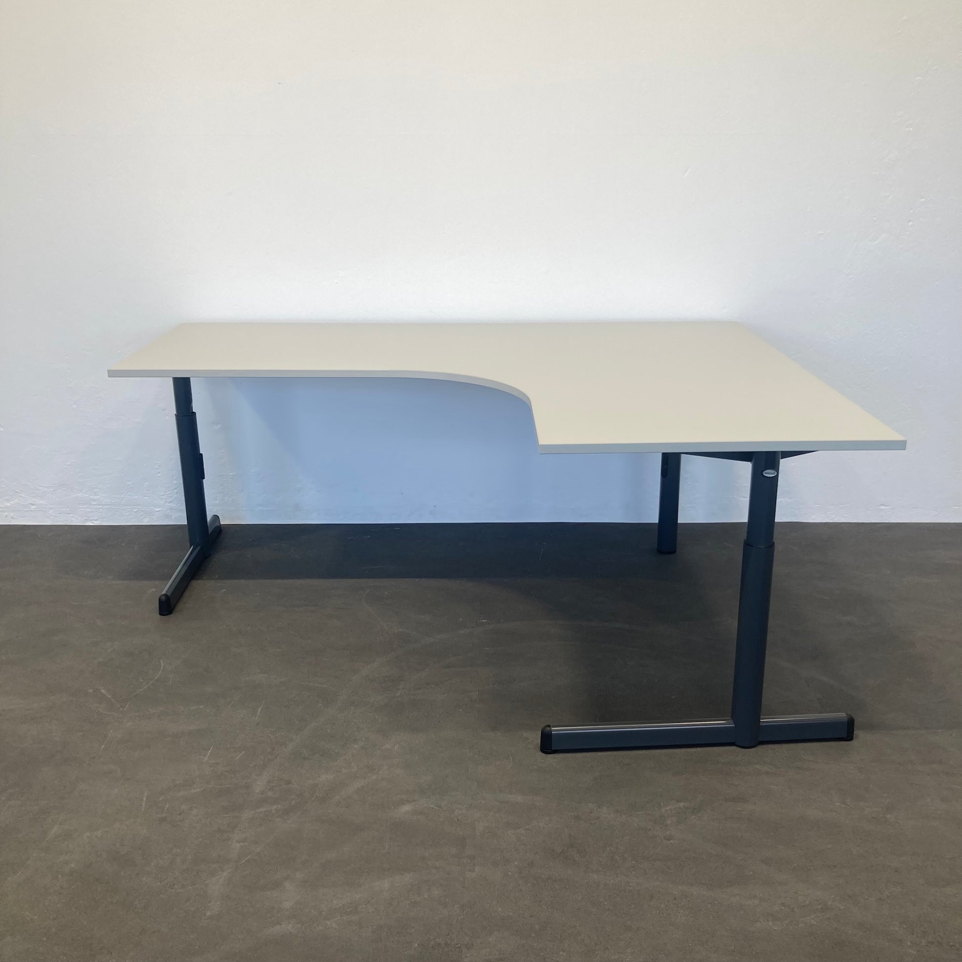Steelcase Tenaro Eckschreibtisch mit Tischplatte in Lichtgrau - 6039921