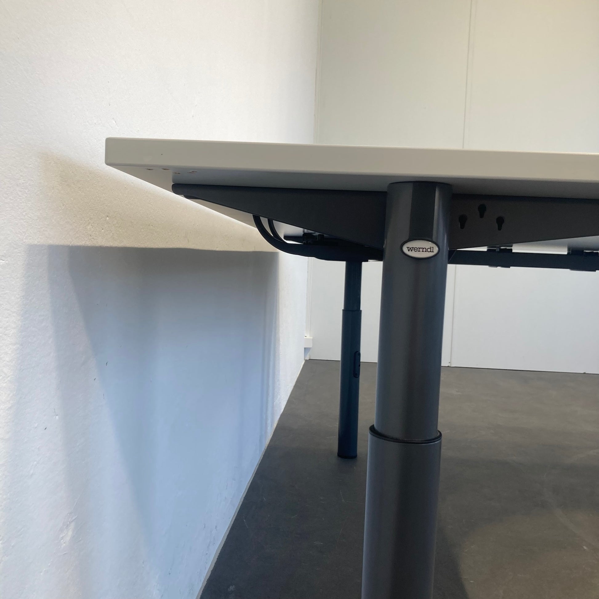 Steelcase Tenaro Eckschreibtisch Detailfoto Kabelführung - 6039921