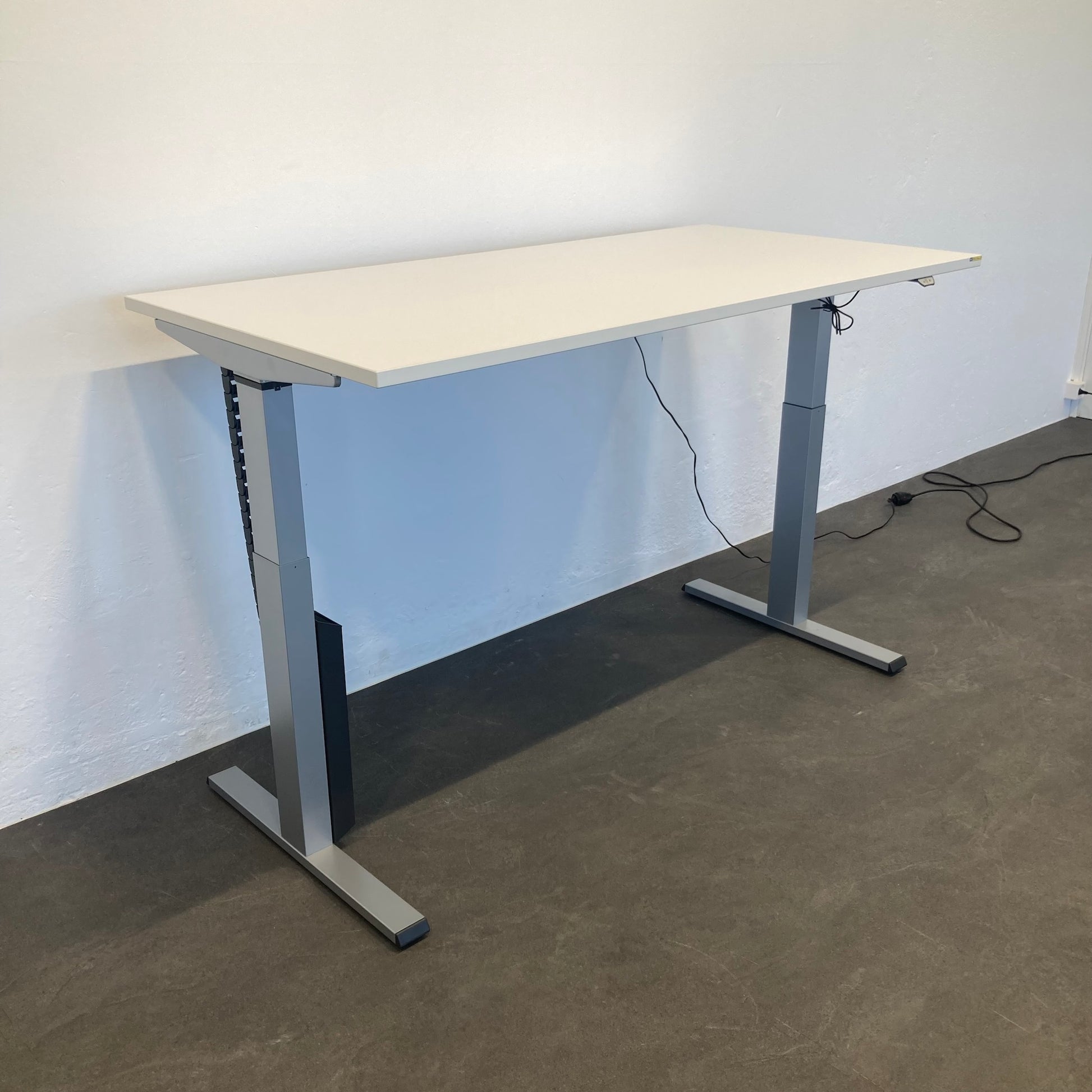 Steelcase Solo Sitz-Steh Schreibtisch mit Gestell in Silbergrau