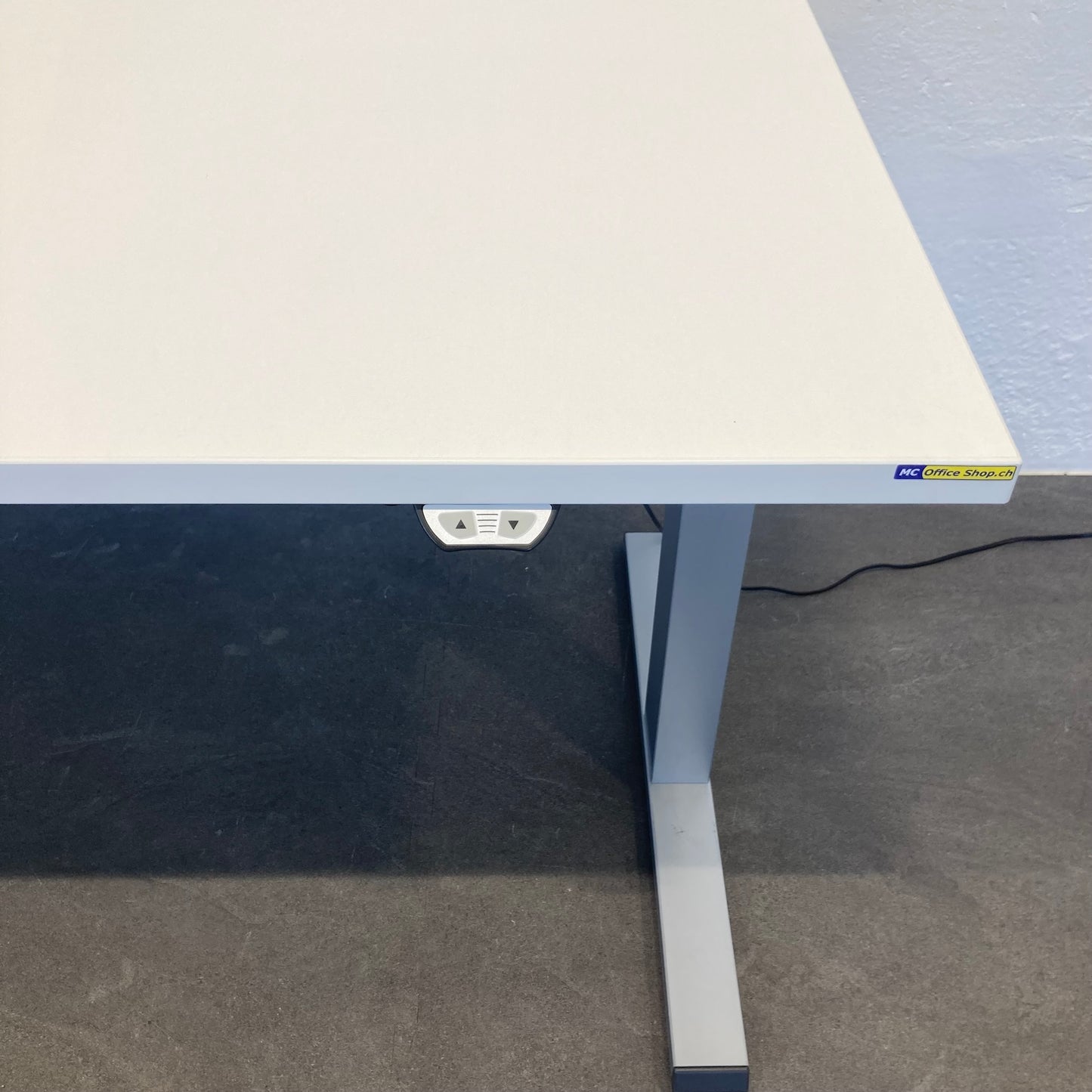 Steelcase Solo Sitz-Steh Schreibtisch Detailfoto Display