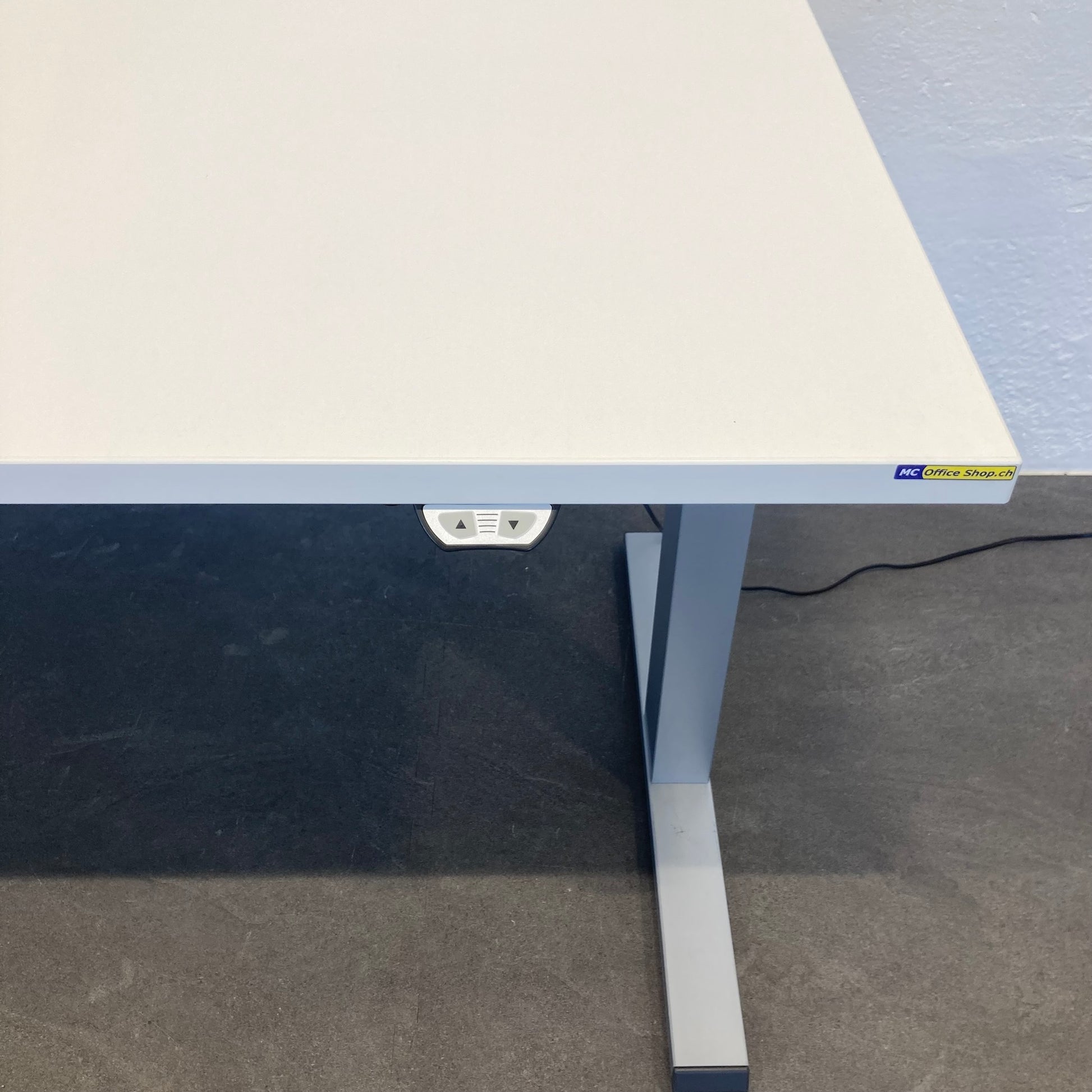 Steelcase Solo Sitz-Steh Schreibtisch Detailfoto Display