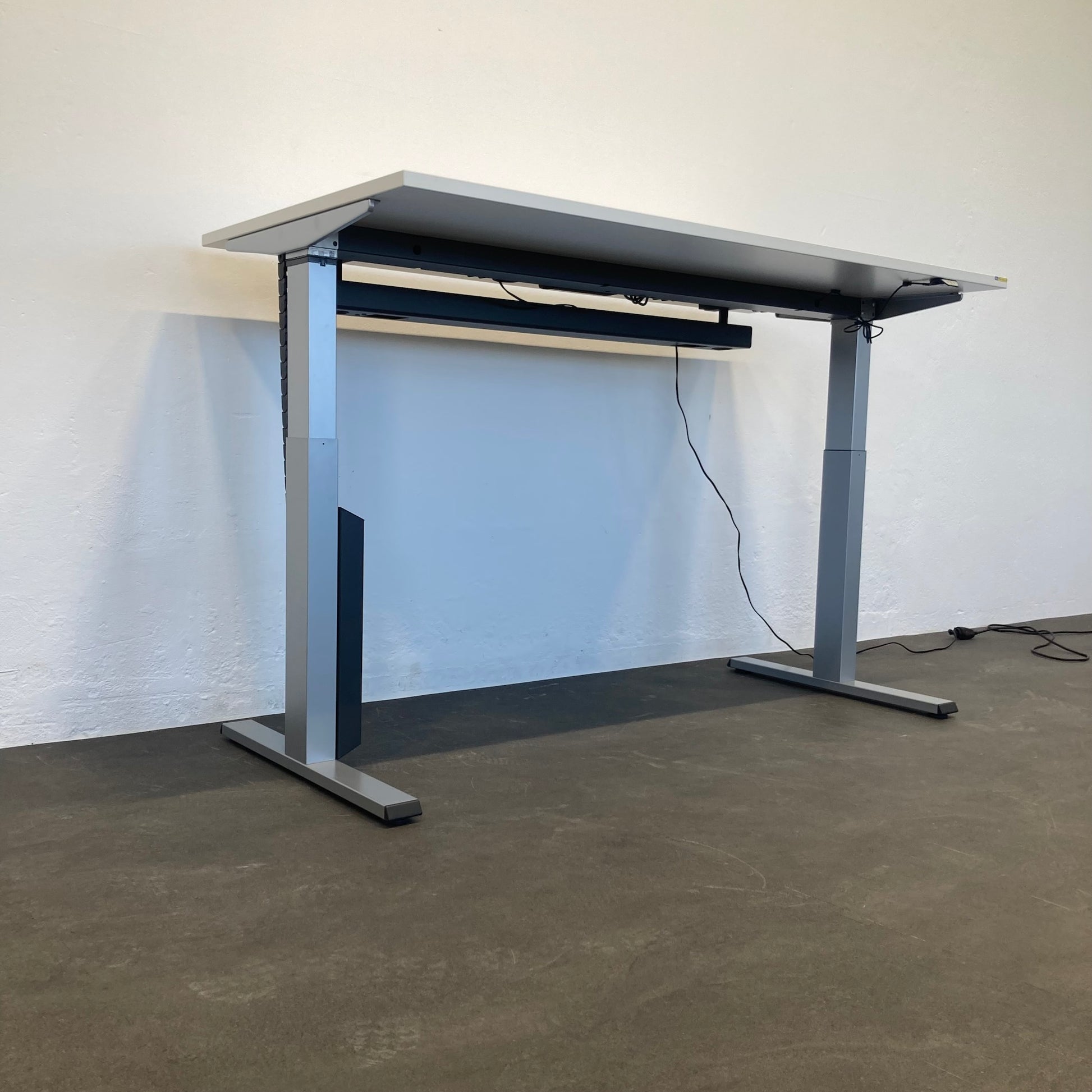 Steelcase Solo Sitz-Steh Schreibtisch seitlich von unten