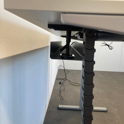 Steelcase Solo Sitz-Steh Schreibtisch Detailffoto Kabalkanal