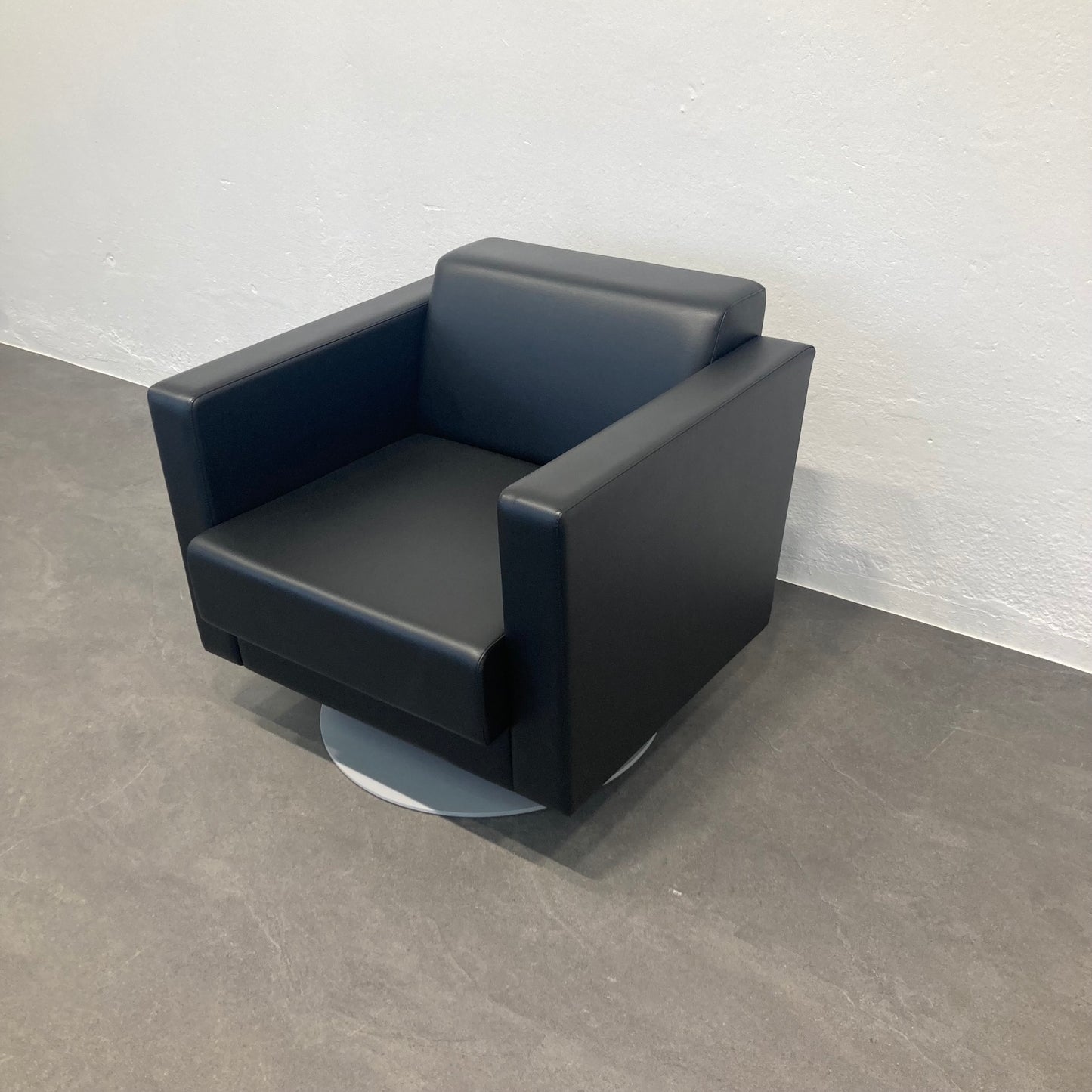 Poltrona Frau Exclusiv Sessel mit silbergrauem Sockel - 6039957