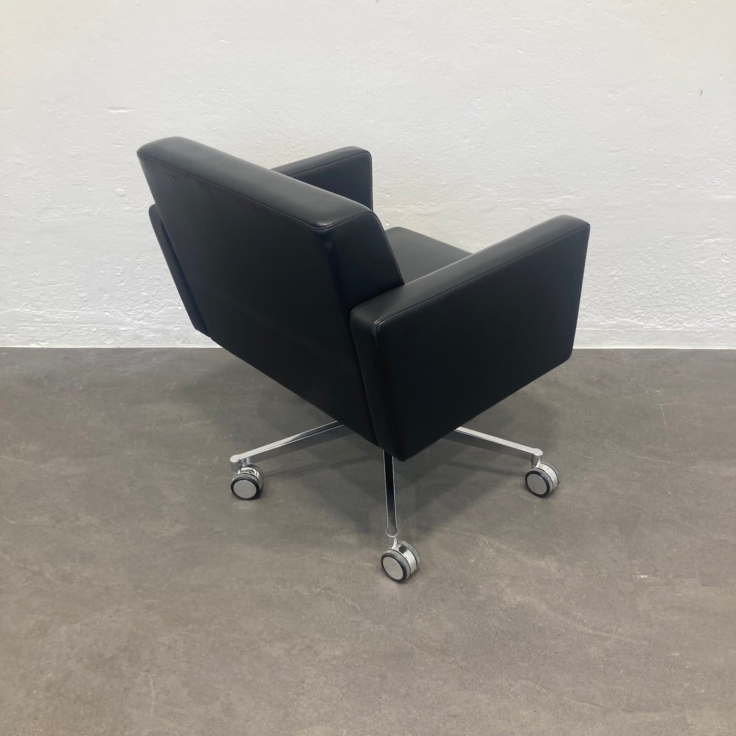 Poltrona Frau Exclusiv Dreh-Sessel Ansicht von der Seite hinten - 6039962