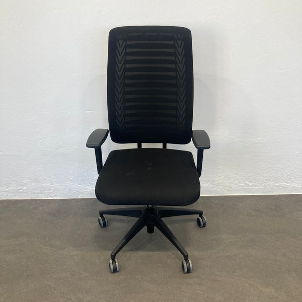 Girsberger Reflex Bürodrehstuhl schwarz mit Armlehnen und Kleiderbügel