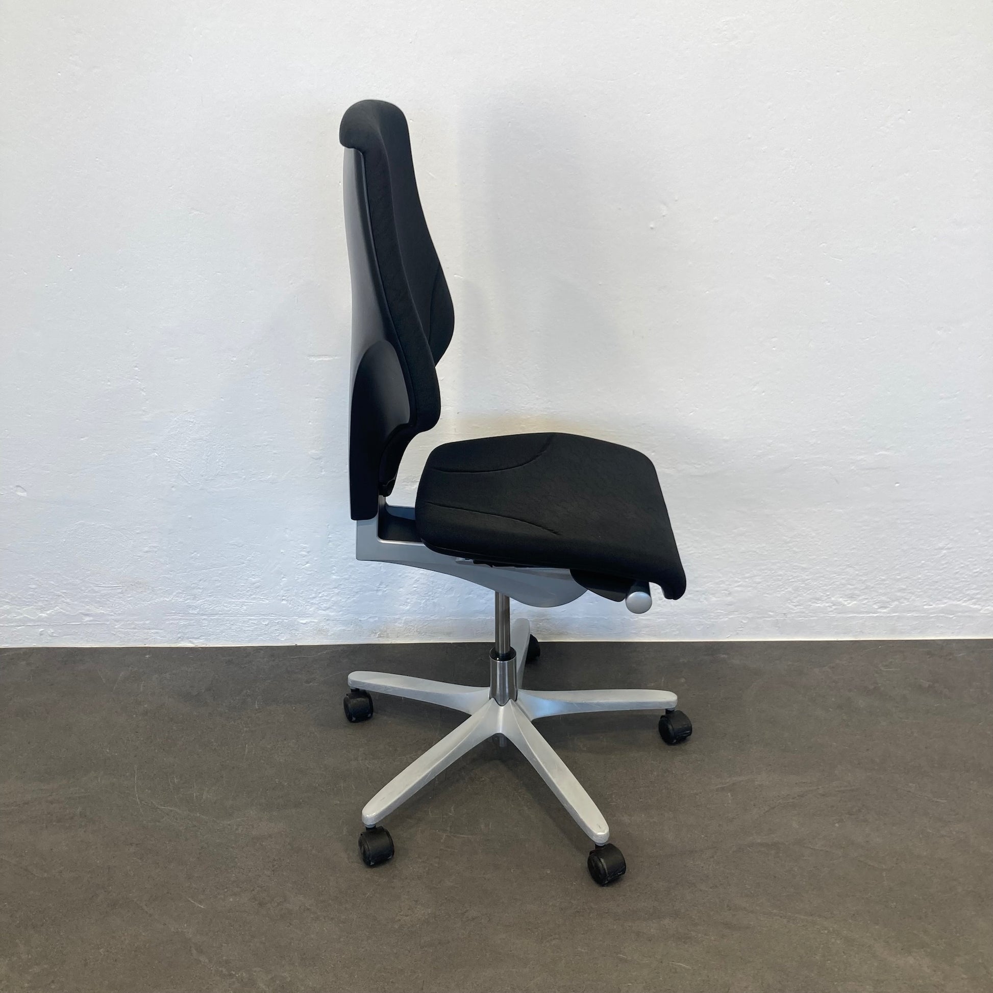 Giroflex G64 Bürodrehstuhl mit silbergrauem Fusskreuz  - 6039976