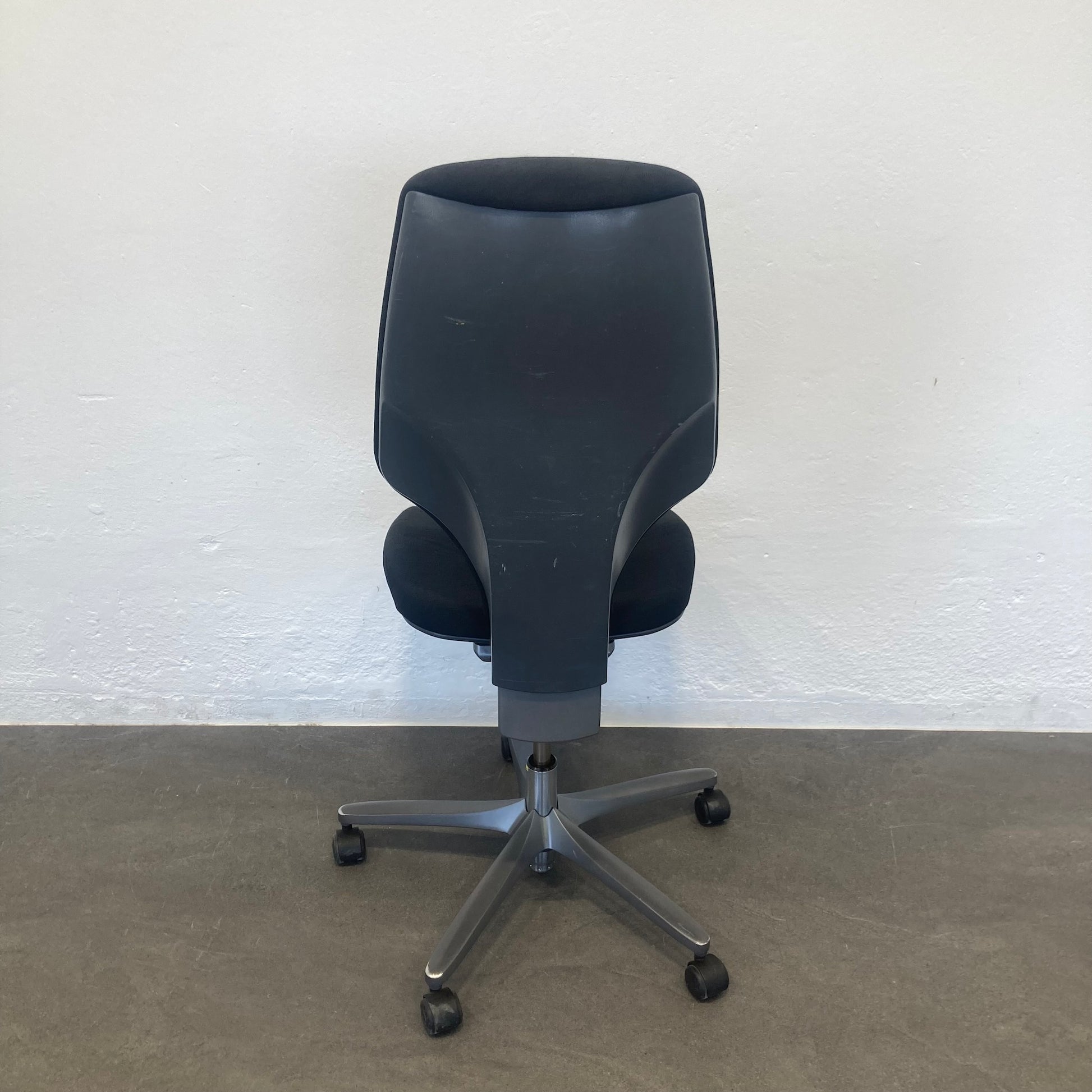 Giroflex G64 Bürodrehstuhl Ansicht von hinten - 6040010