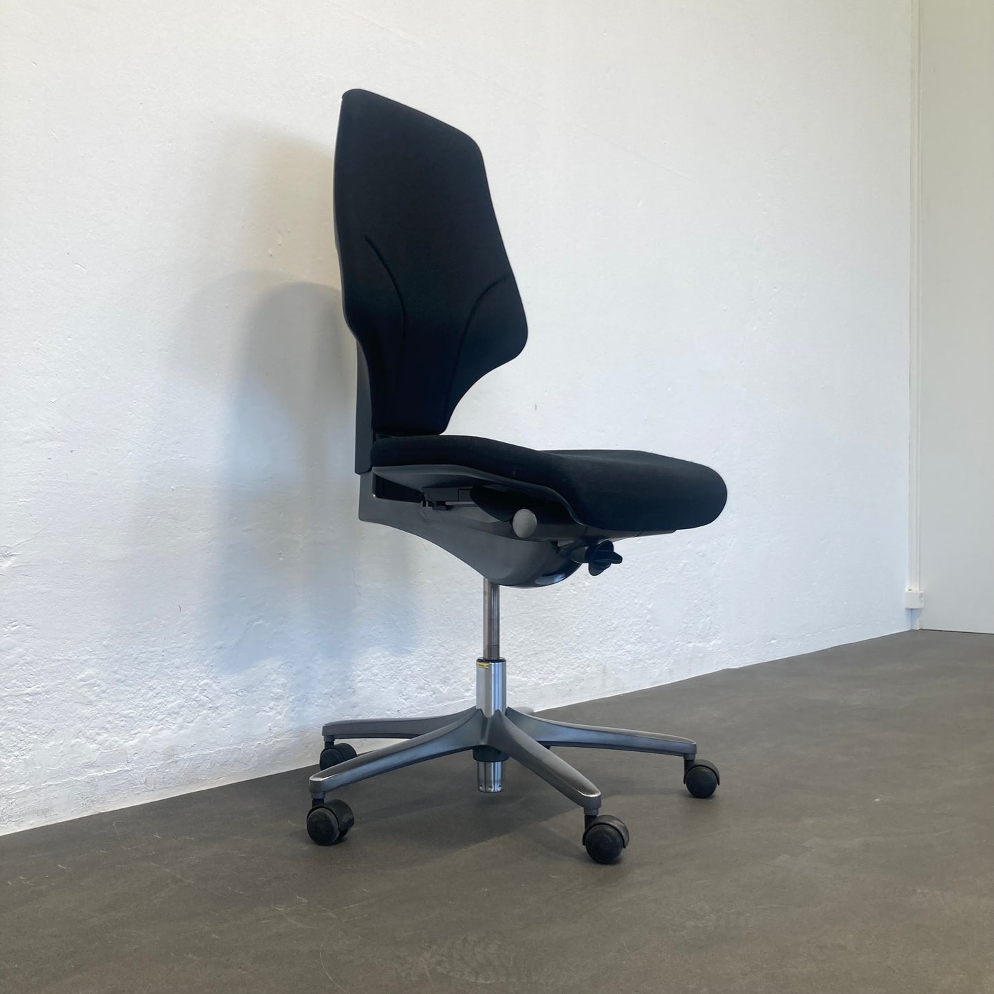 Giroflex G64 Bürodrehstuhl mit Synchronmechanik - 6040010