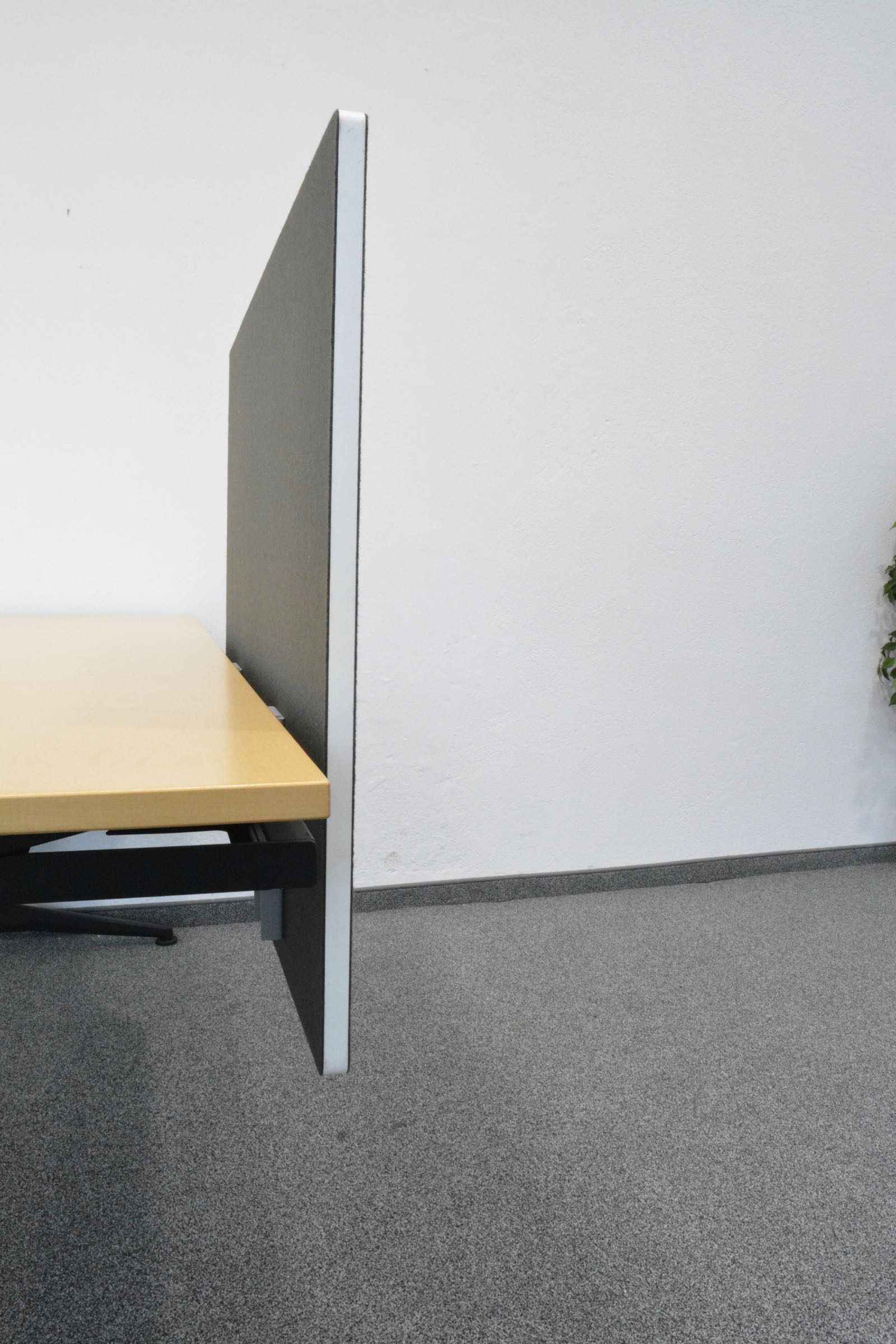 Lista Office One Trennwand mit Tischhalterung seitliche Ansicht - 6040015