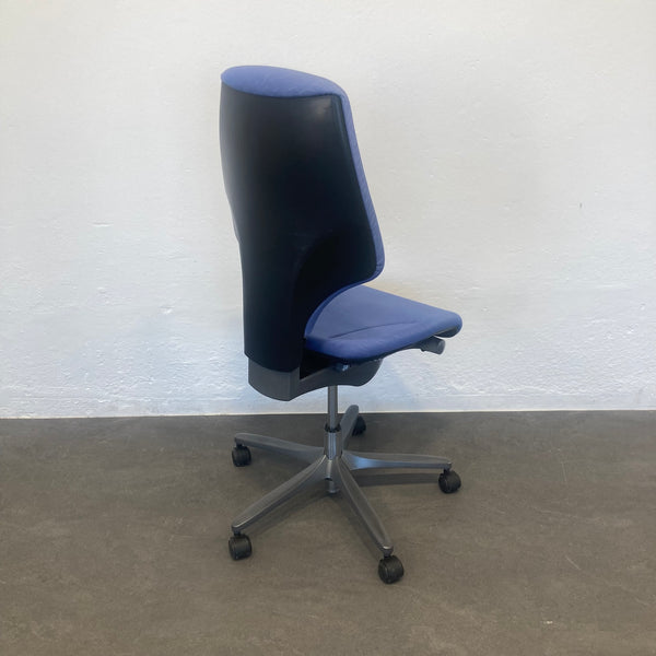 Giroflex G64 Bürodrehstuhl ohne Armlehnen - Hellblau gemustert