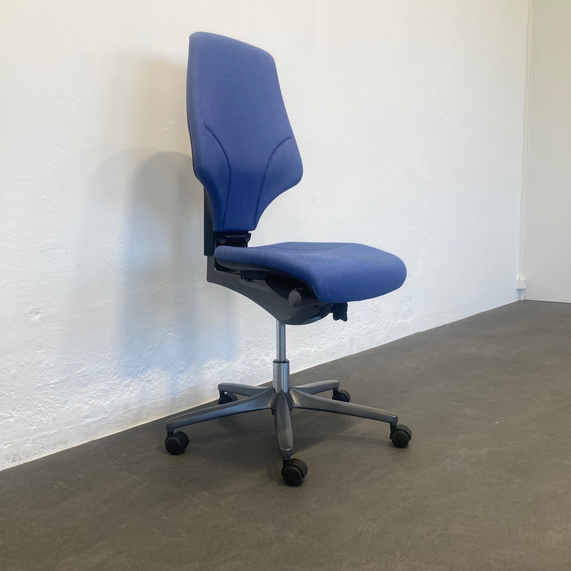 Giroflex G64 Bürodrehstuhl mit Synchronmechanik - 6040024