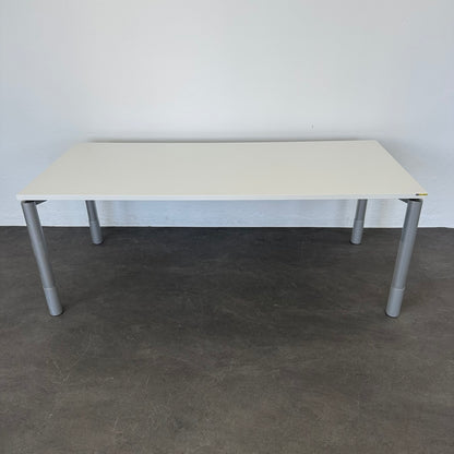 Haworth Fifty Schreibtisch mit Spanplatte Lichtgrau