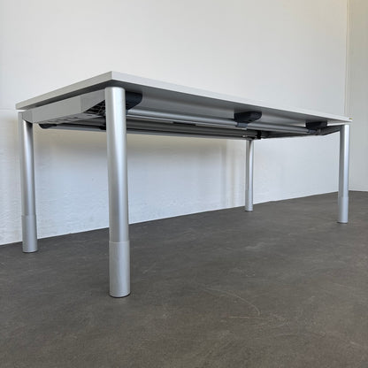 Haworth Fifty Schreibtisch Ansicht von der Seite