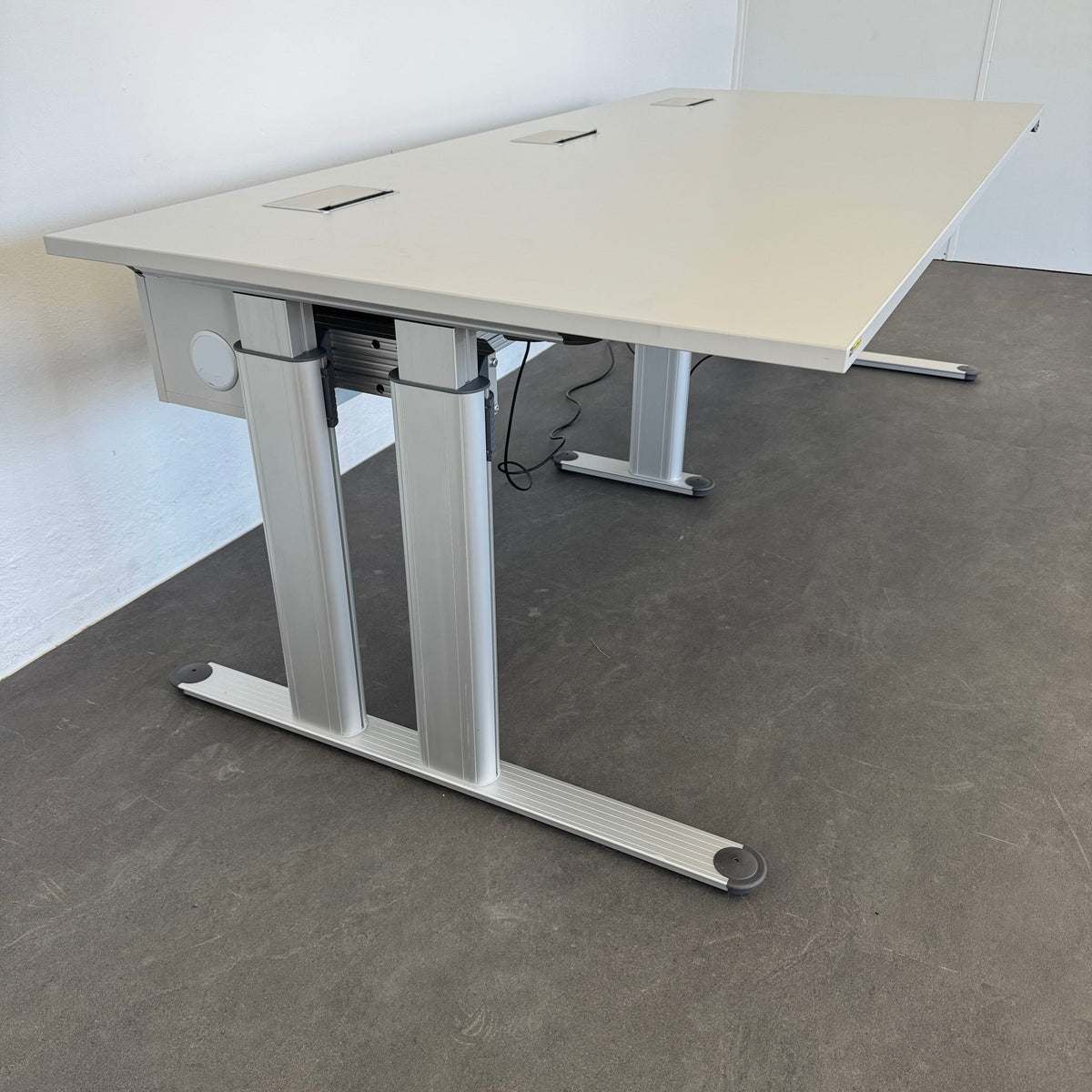 Haworth TC4000 Sitz-Steh-Schreibtisch Ansicht von der Seite  - 604032