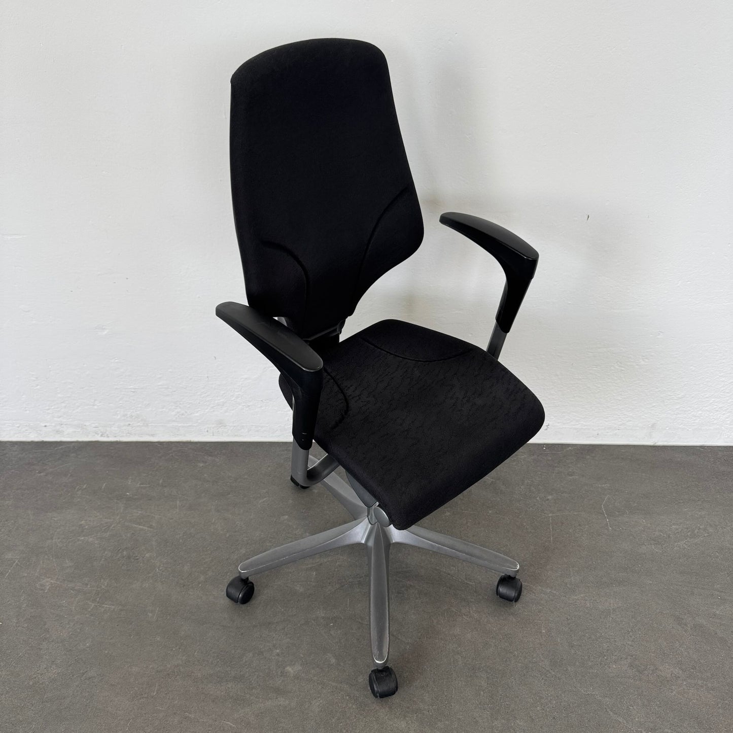 Giroflex G64 Bürodrehstuhl mit höhenverstellbaren Armlehnen - 6040050