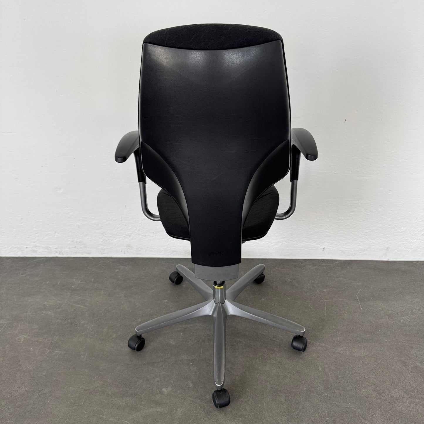 Giroflex G64 Bürodrehstuhl Ansicht von hinten - 6040050