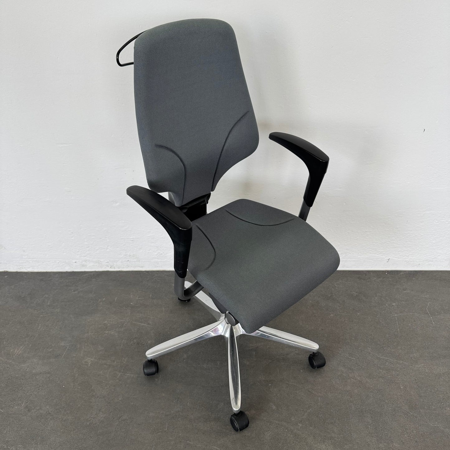 Giroflex G64 Bürodrehstuhl mit höhenverstellbaren Armlehnen - 6040051