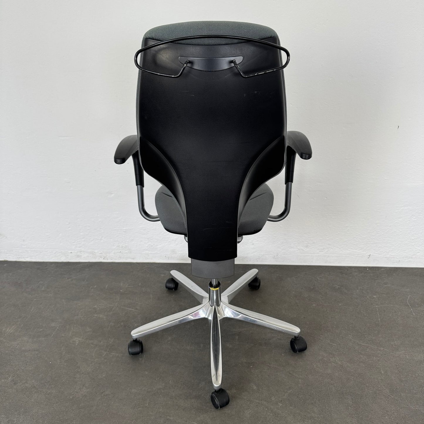 Giroflex G64 Bürodrehstuhl Ansicht von hinten - 6040051