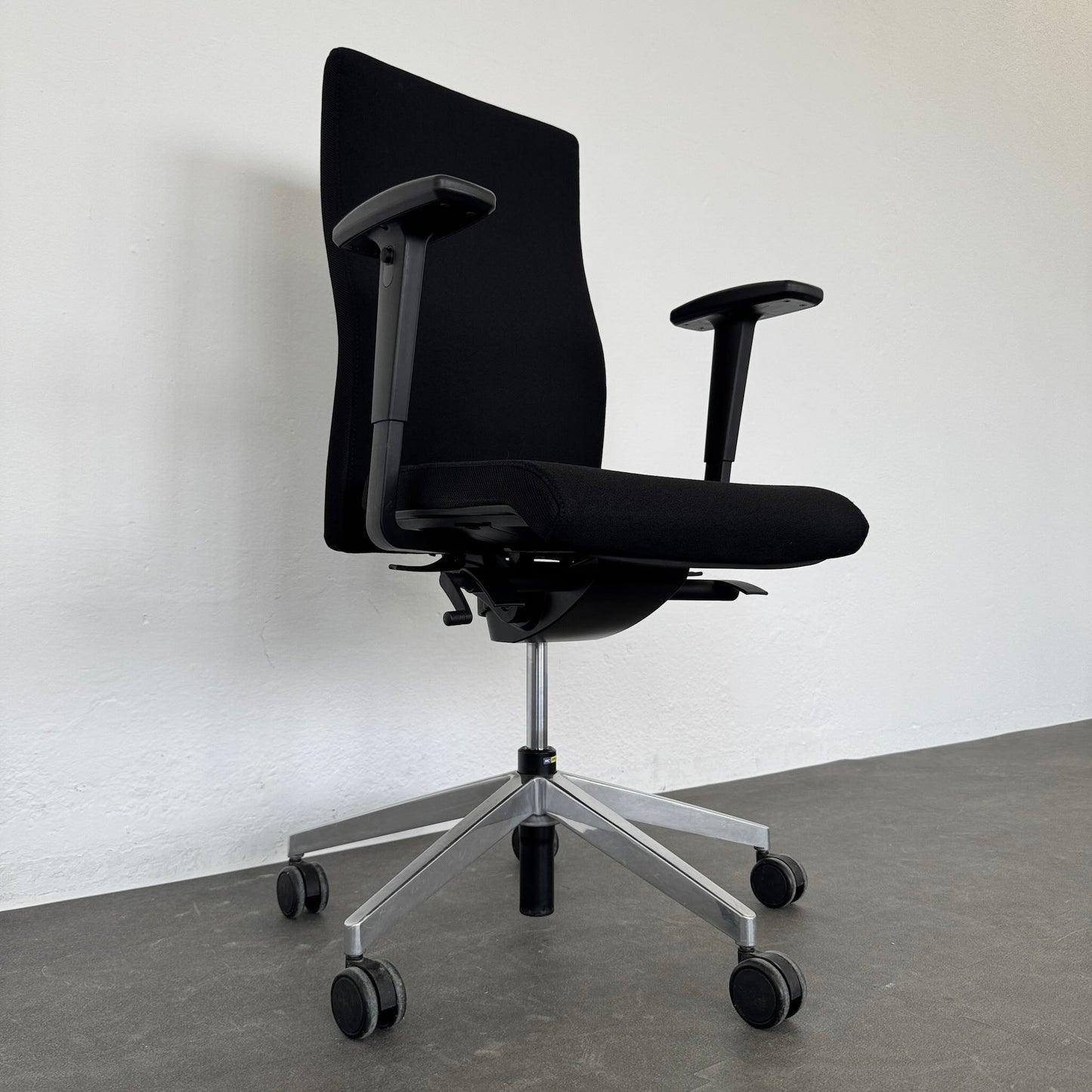 Züco Cubo Bürodrehstuhl Ansicht von unten links - 6040053