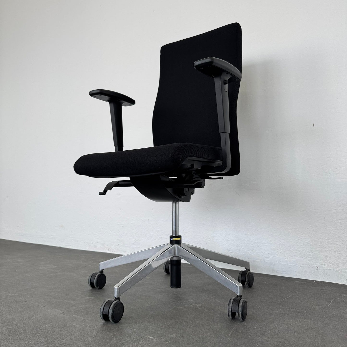 Züco Cubo Bürodrehstuhl Ansicht von unten rechts - 6040053