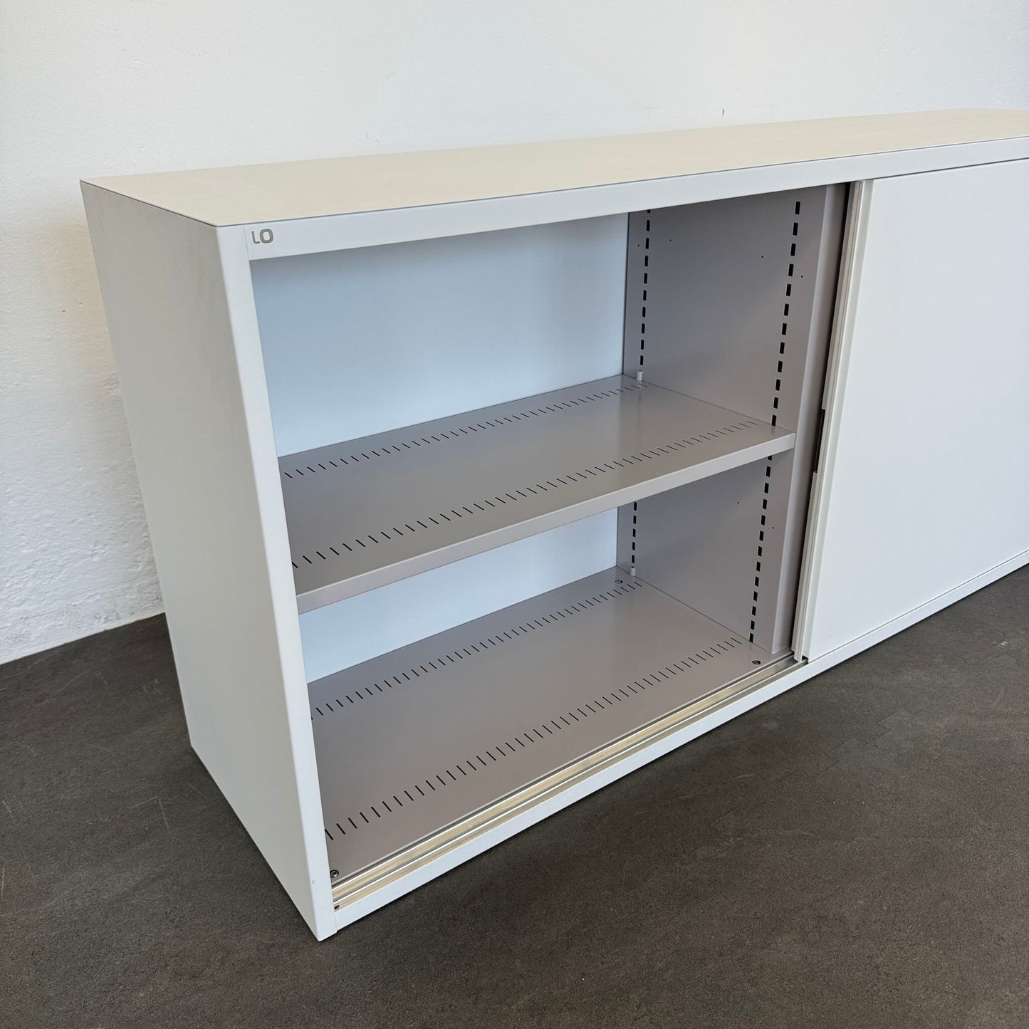 Lista Office LO Storage Schiebetür-Aktenschrank Detailfoto Ecke oben links - 6040055