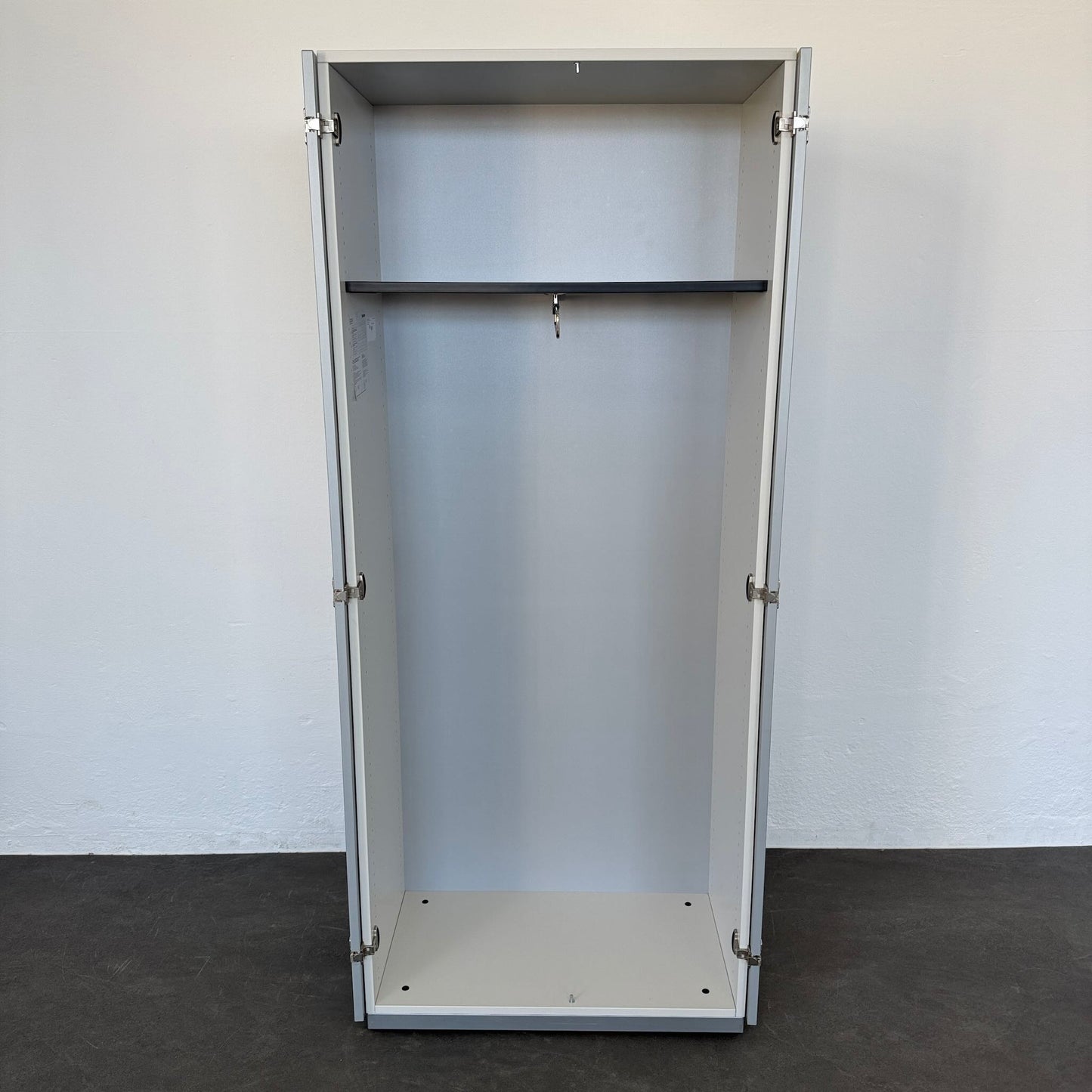 Steelcase Share It Flügeltür-Garderobenschrank mit Hutablage - 6040059