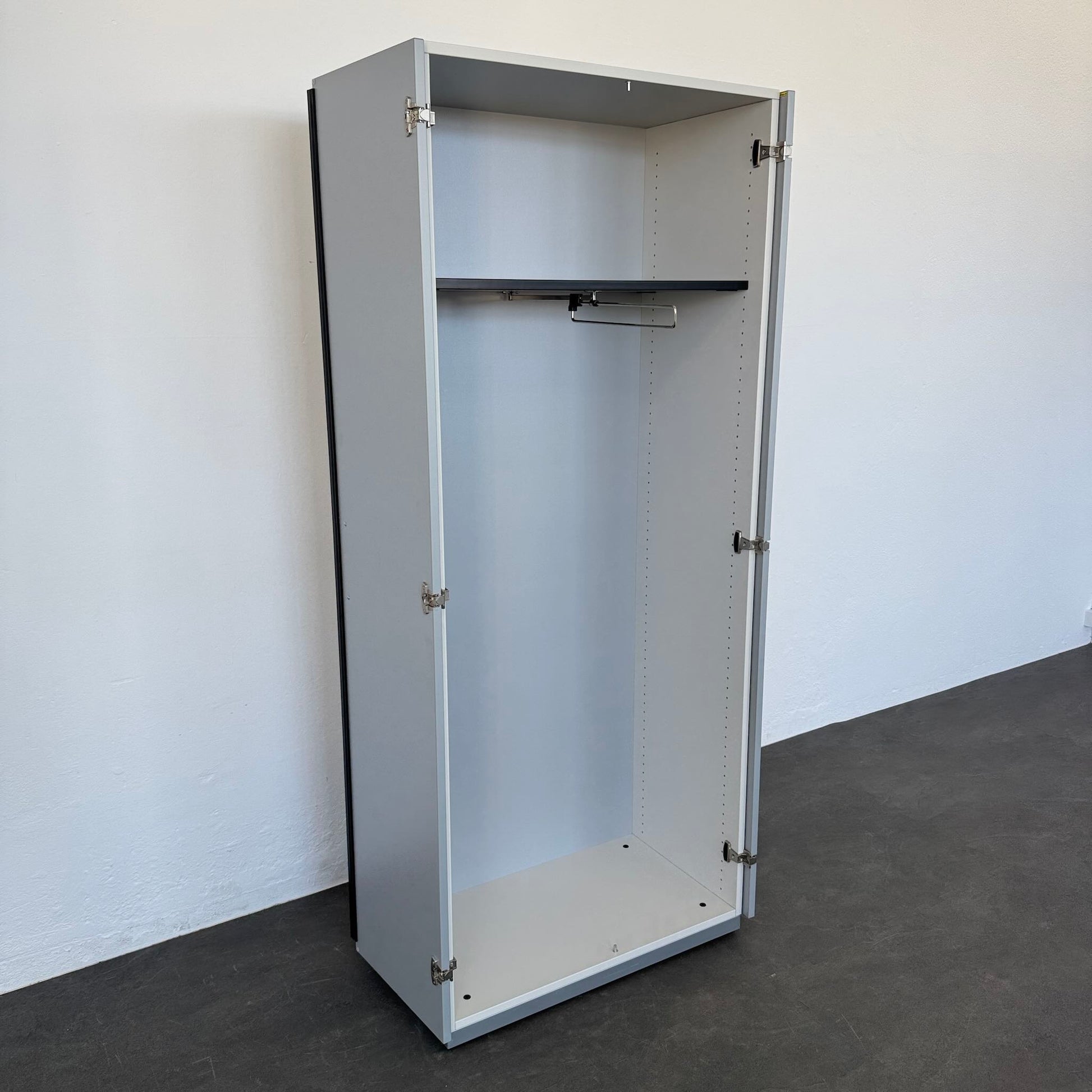 Steelcase Share It Flügeltür-Garderobenschrank mit 1 Fachboden - 6040059