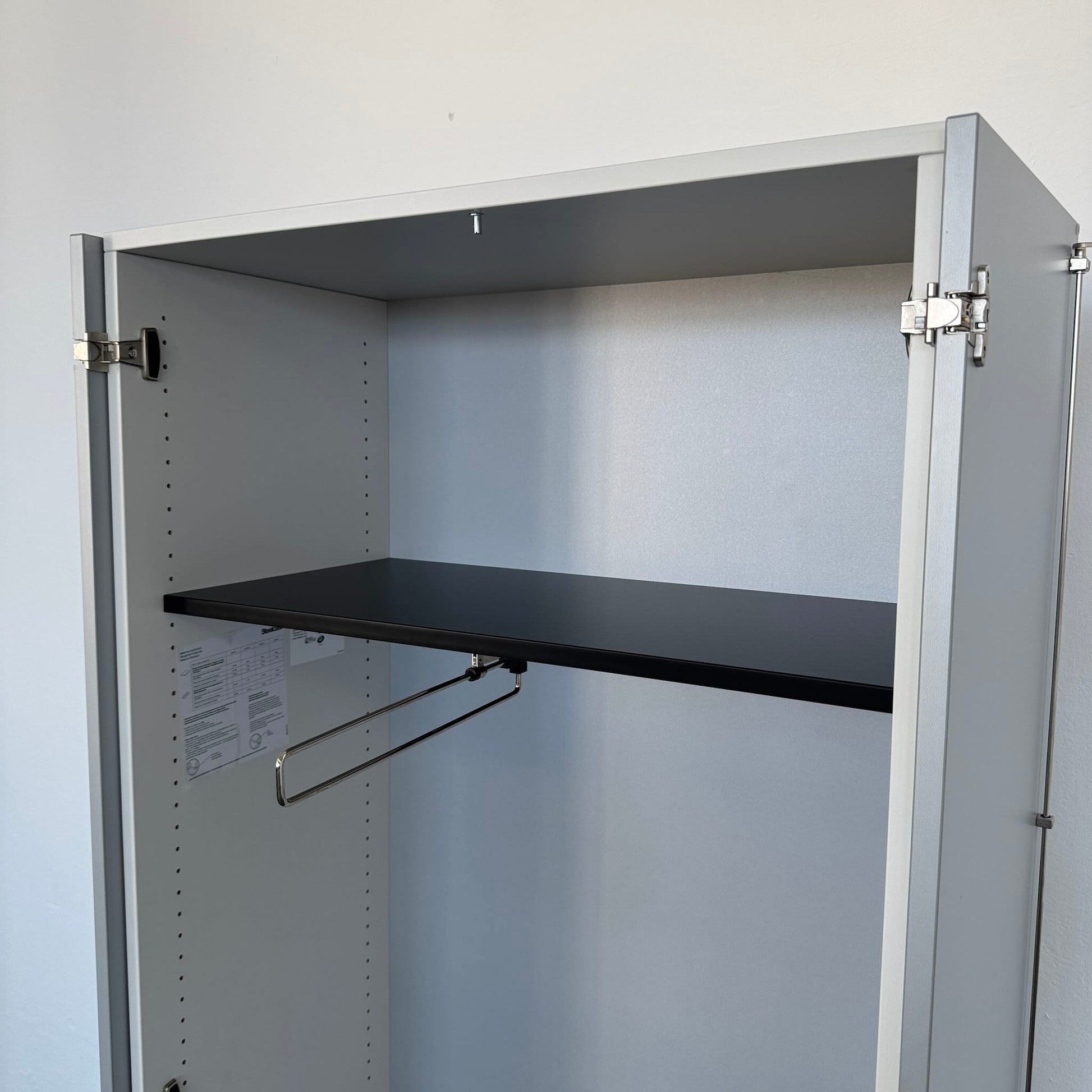 Steelcase Share It Flügeltür-Garderobenschrank Detailfoto Kleiderstange - 6040059