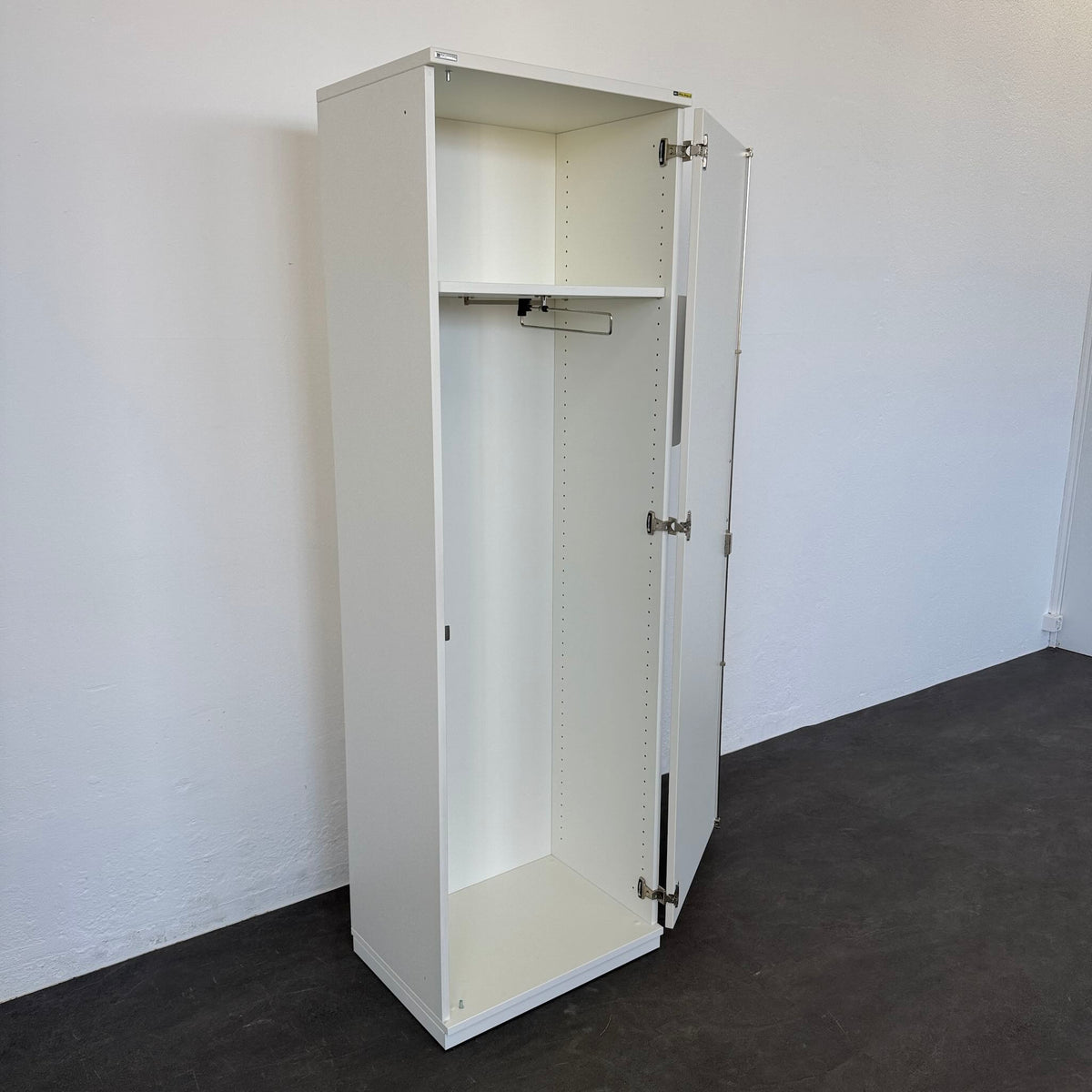 Palmberg Prisma 2 Garderobenschrank offen von links - 6040305