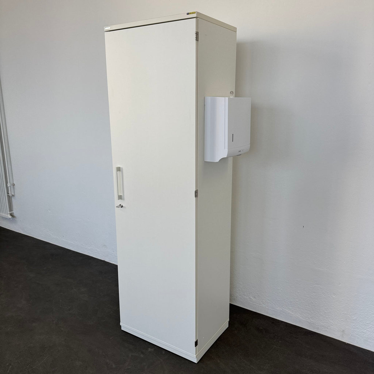 Palmberg Prisma 2 Garderobenschrank offen von rechts - 6040305