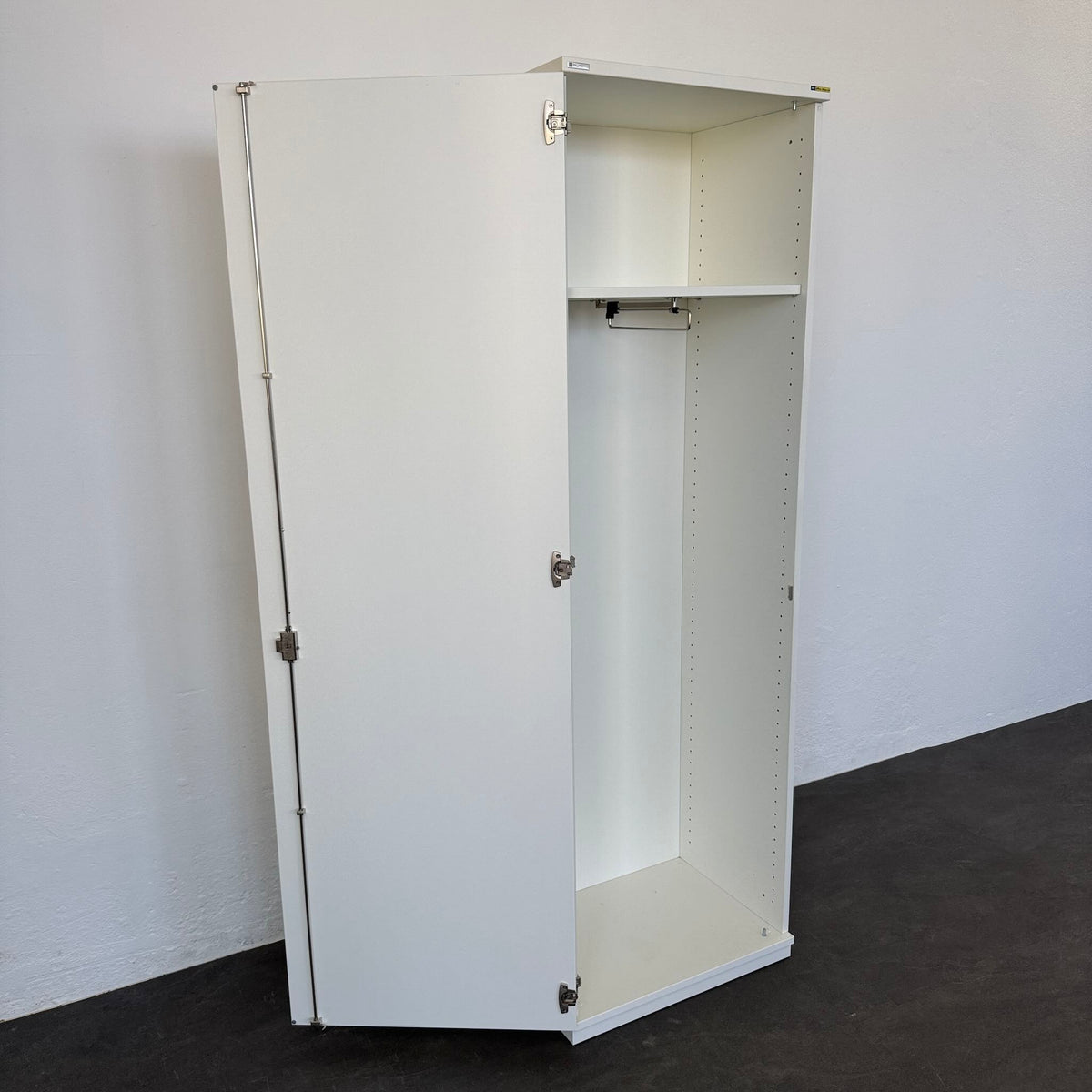 Palmberg Prisma 2 Garderobenschrank offen von links - 6040306