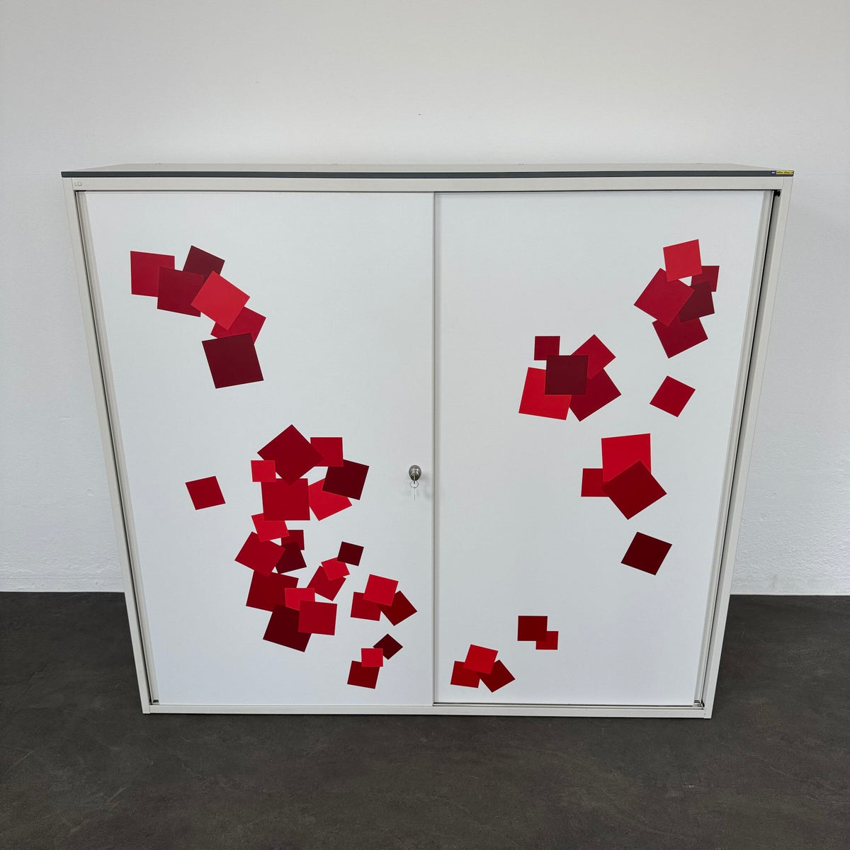 Lista Storage Schiebetür-Aktenschrank Metall Weiss mit roten Klebern - 6040326
