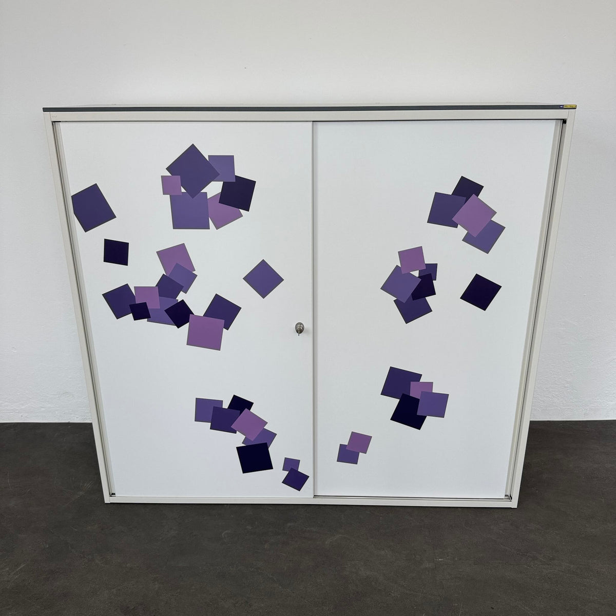 Lista Storage Schiebetür-Aktenschrank Metall Weiss mit violetten Klebern - 6040330