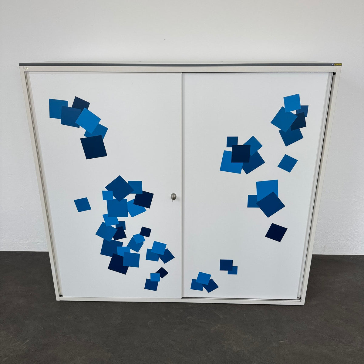Lista Storage Schiebetür-Aktenschrank Metall Weiss mit blauen Klebern - 6040332