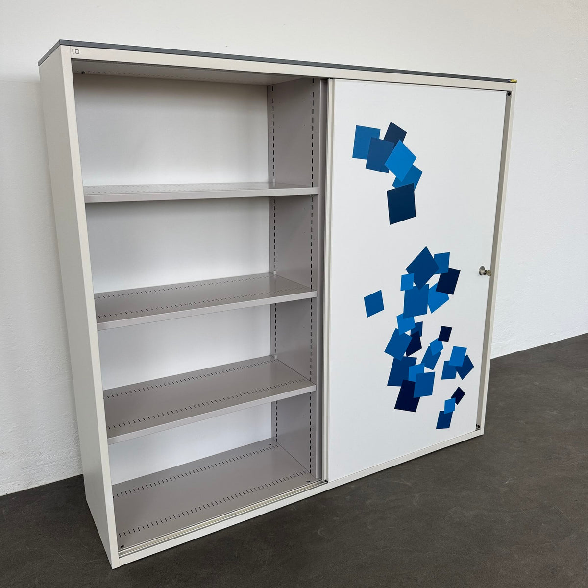 Lista Storage Schiebetür-Aktenschrank mit je 3 Fachböden pro Seite - 6040332