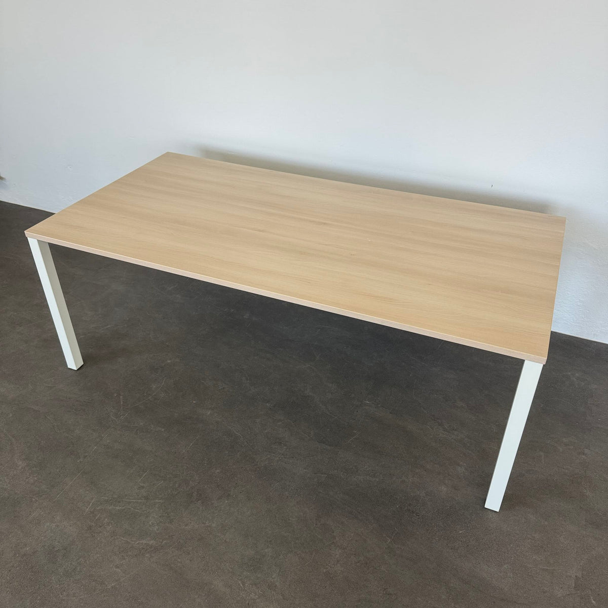 König + Neurath BASIC.4 Schreibtisch mit weissem Tischgestell - 6040334