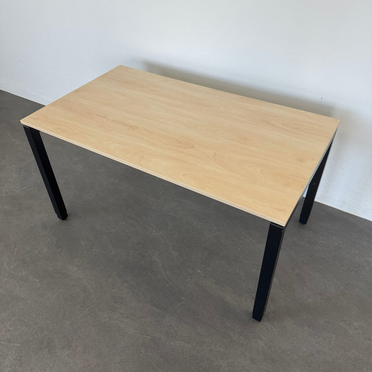Echo Cubos Schreibtisch mit schwarzem Gestell - 6040336