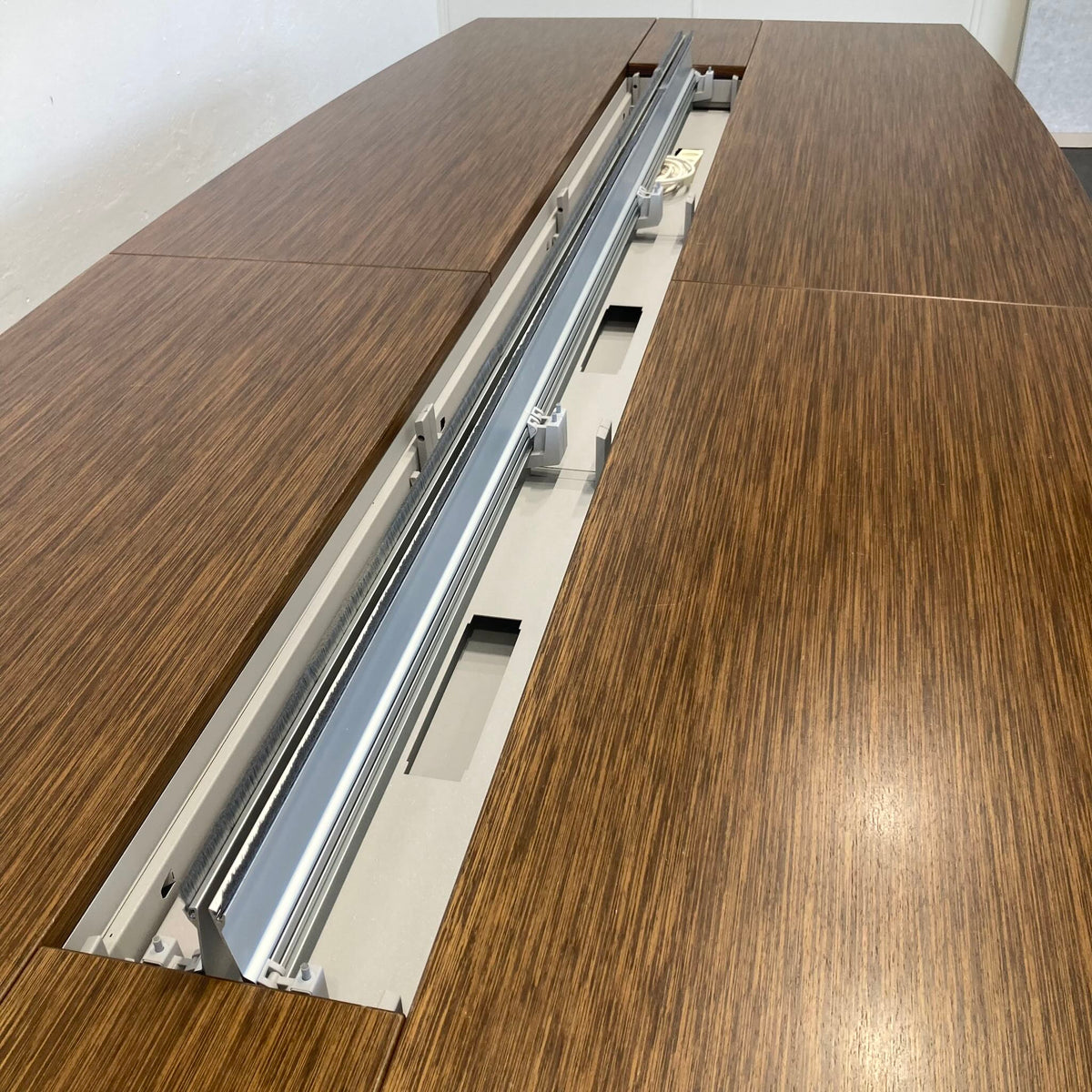 Steelcase 4.8 four point eight Sitzungstisch Detailfoto Kabelklappen - 6040365