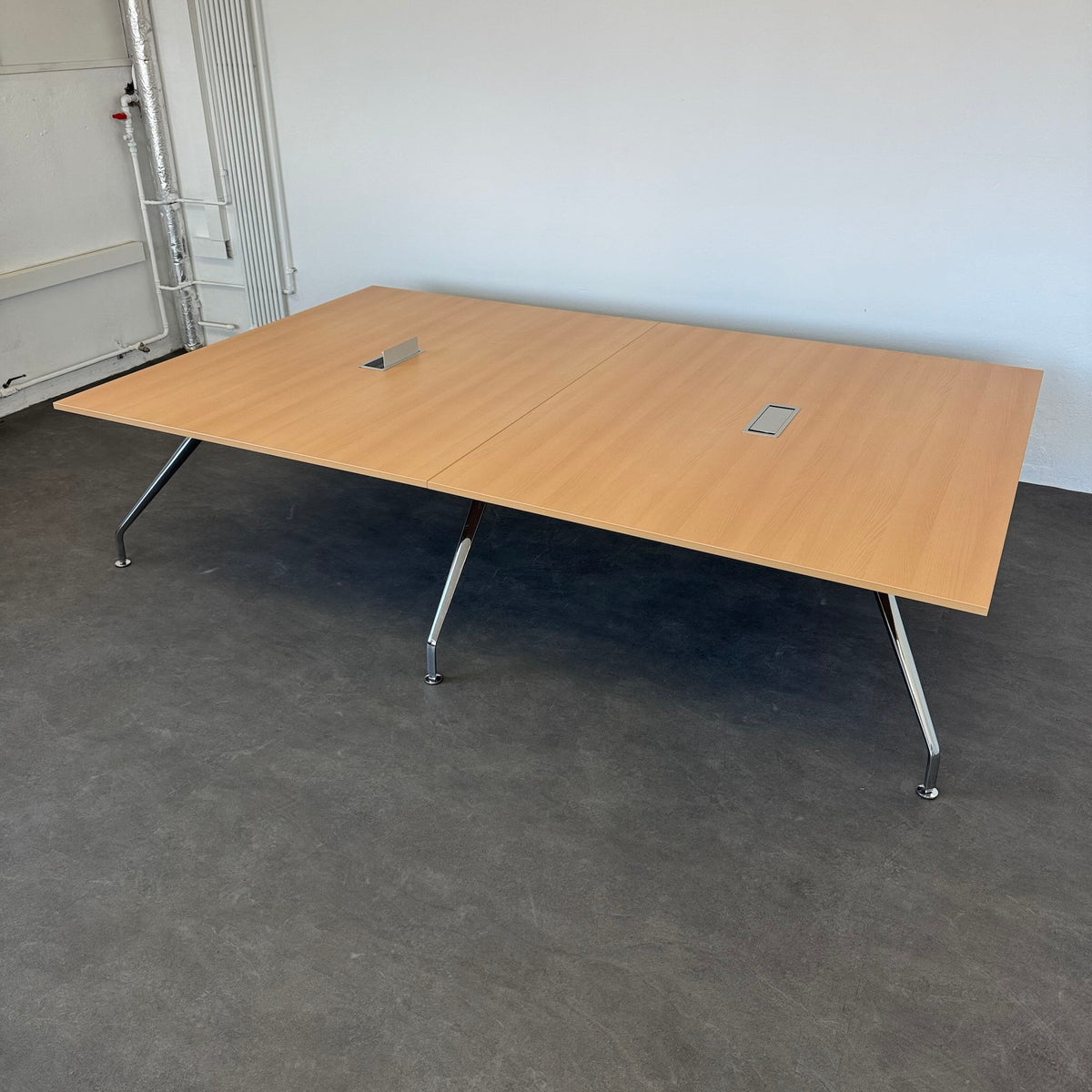 Wilkhahn Graph 300 Special Konferenztisch mit 2 Kabelklappen - 6040376