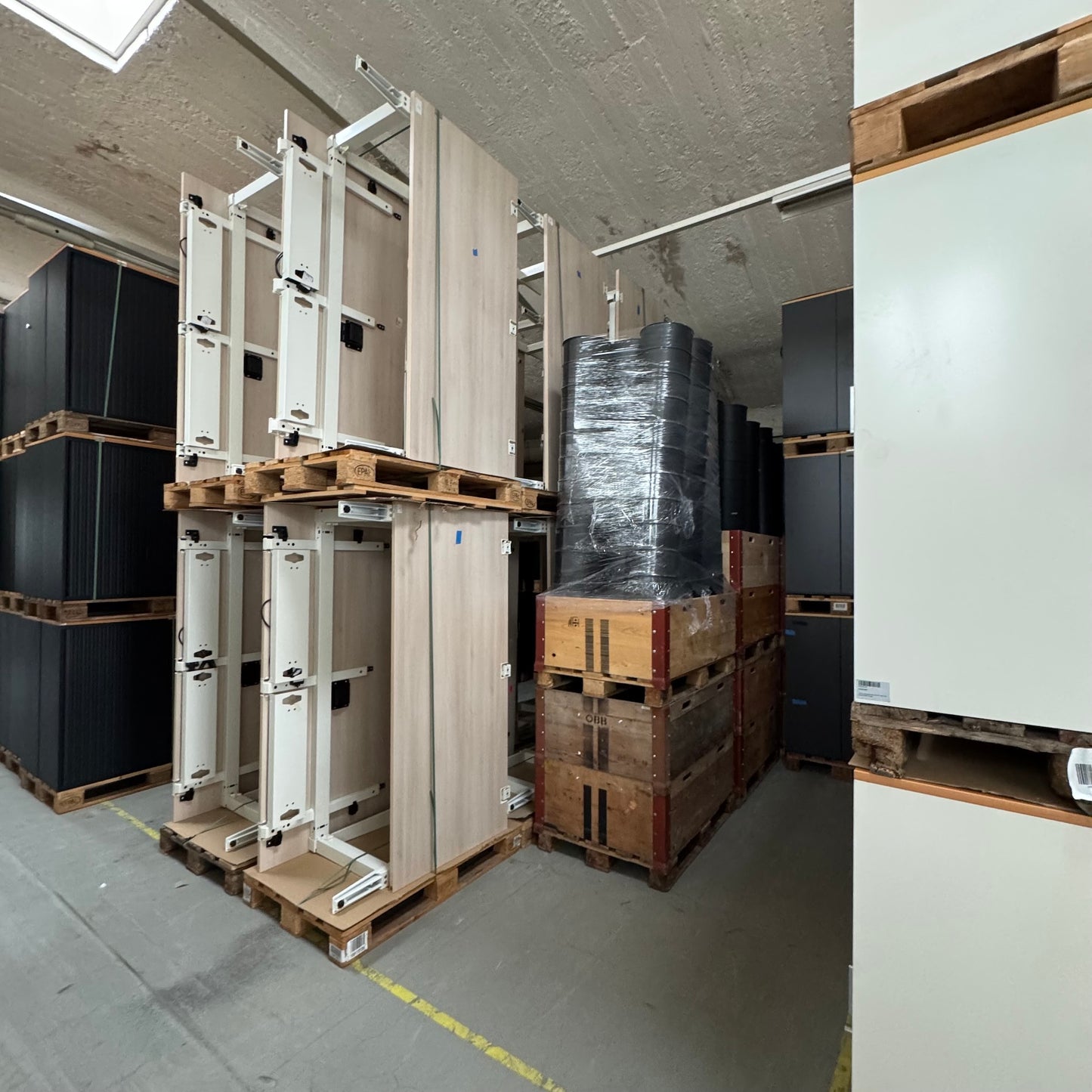 König + Neurath Schreibtische 1800x900mm mit Tischplatte in Akaziendekor