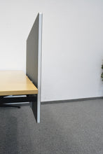 Laden Sie das Bild in den Galerie-Viewer, Lista Office Trennwand mit Tischhalterung 950x720mm - Spanplatte mit Stoffbezug Anthrazit