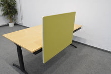 Laden Sie das Bild in den Galerie-Viewer, Lista Office Trennwand mit Tischhalterung 950x720mm - Spanplatte mit Stoffbezug Olivgrün