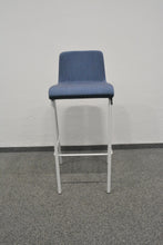 Laden Sie das Bild in den Galerie-Viewer, Steelcase B Free Barhocker mit Sitzhöhe 780mm - Stoff Blau gemustert